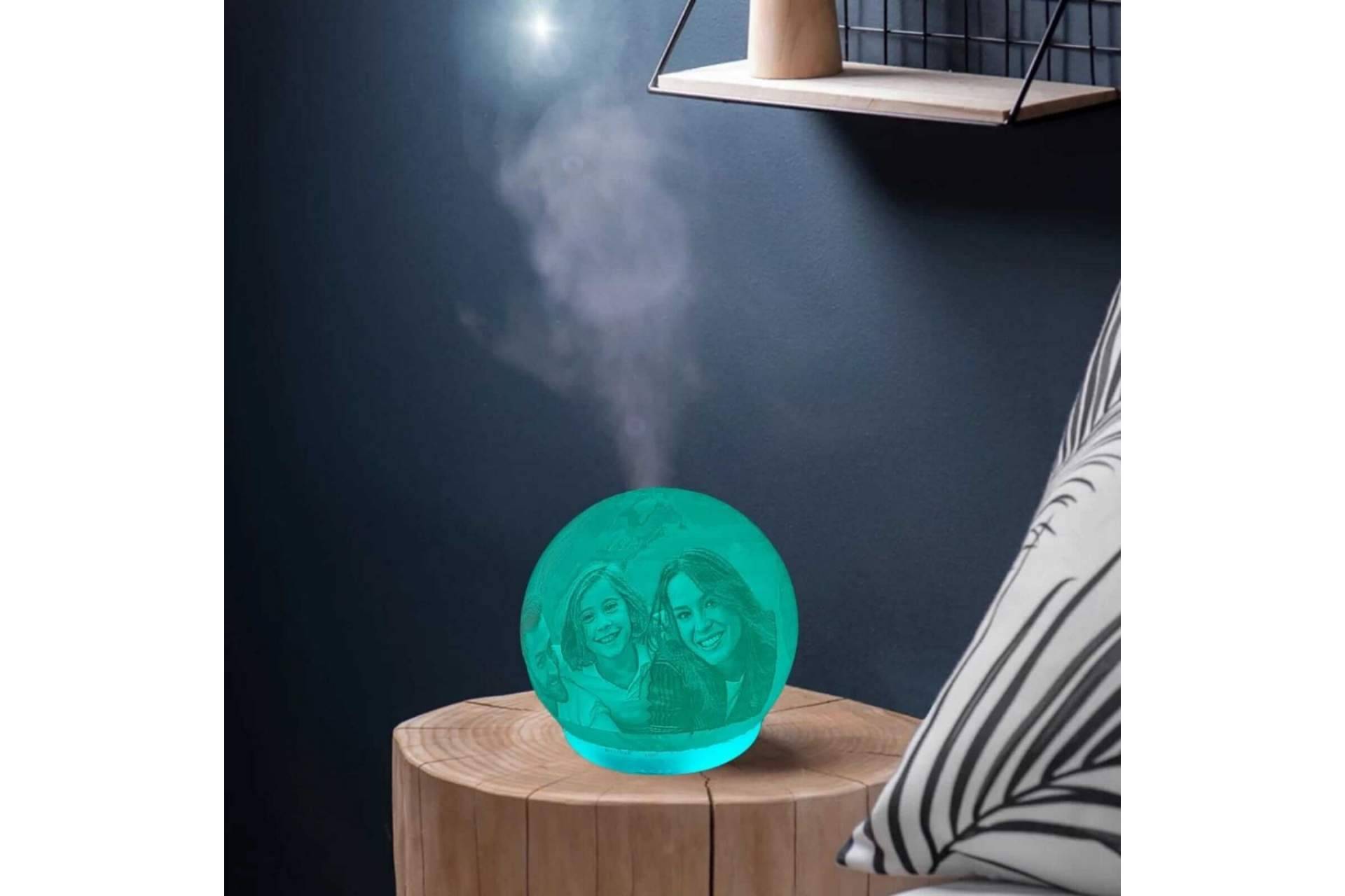 La empresa especializada, Lámpara Personalizada, dispone de lámpara de luna para decorar el hogar