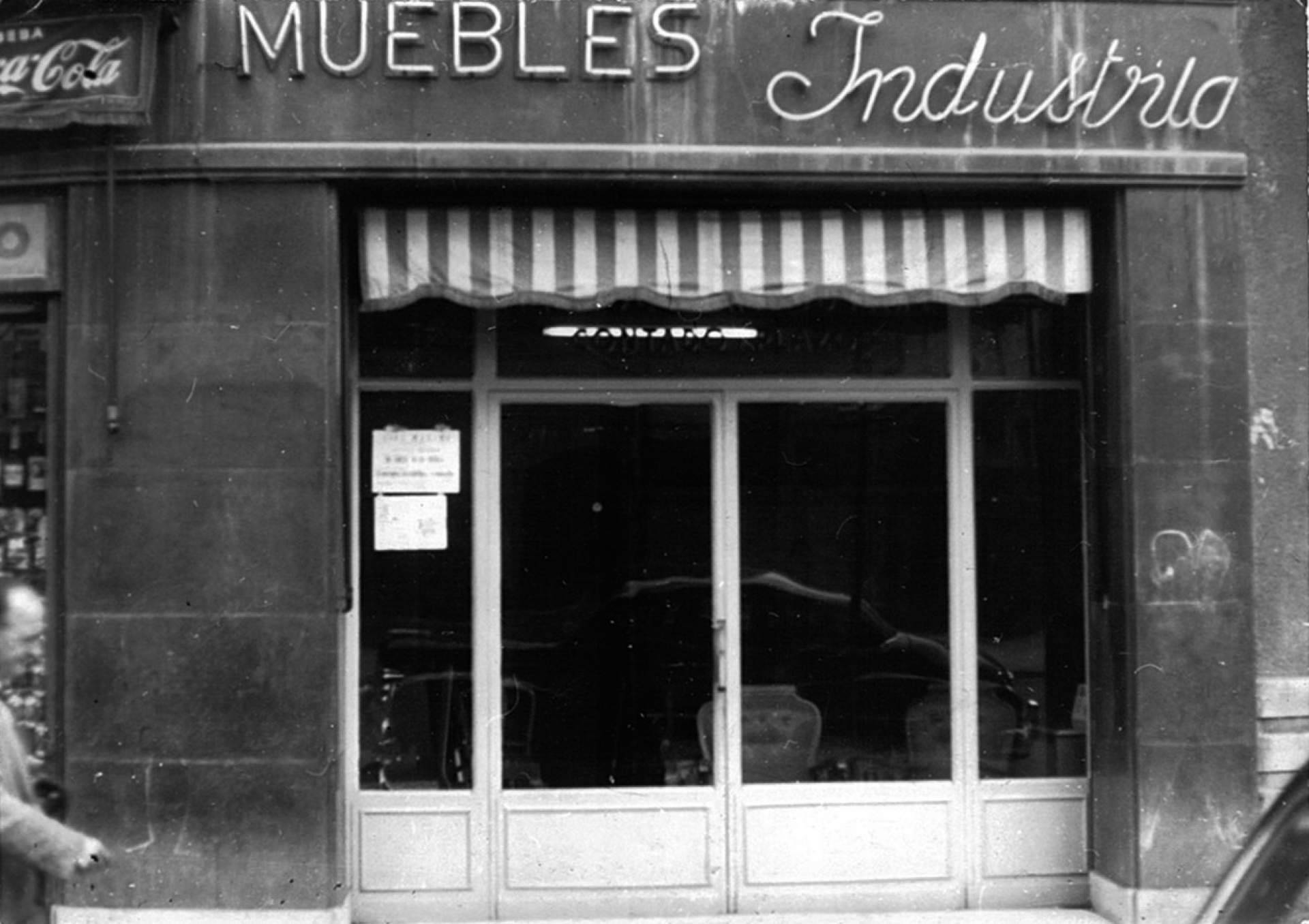 ¿Cuál es la historia de una de las tiendas de muebles con más antigüedad en Barcelona? Muebles Industria
