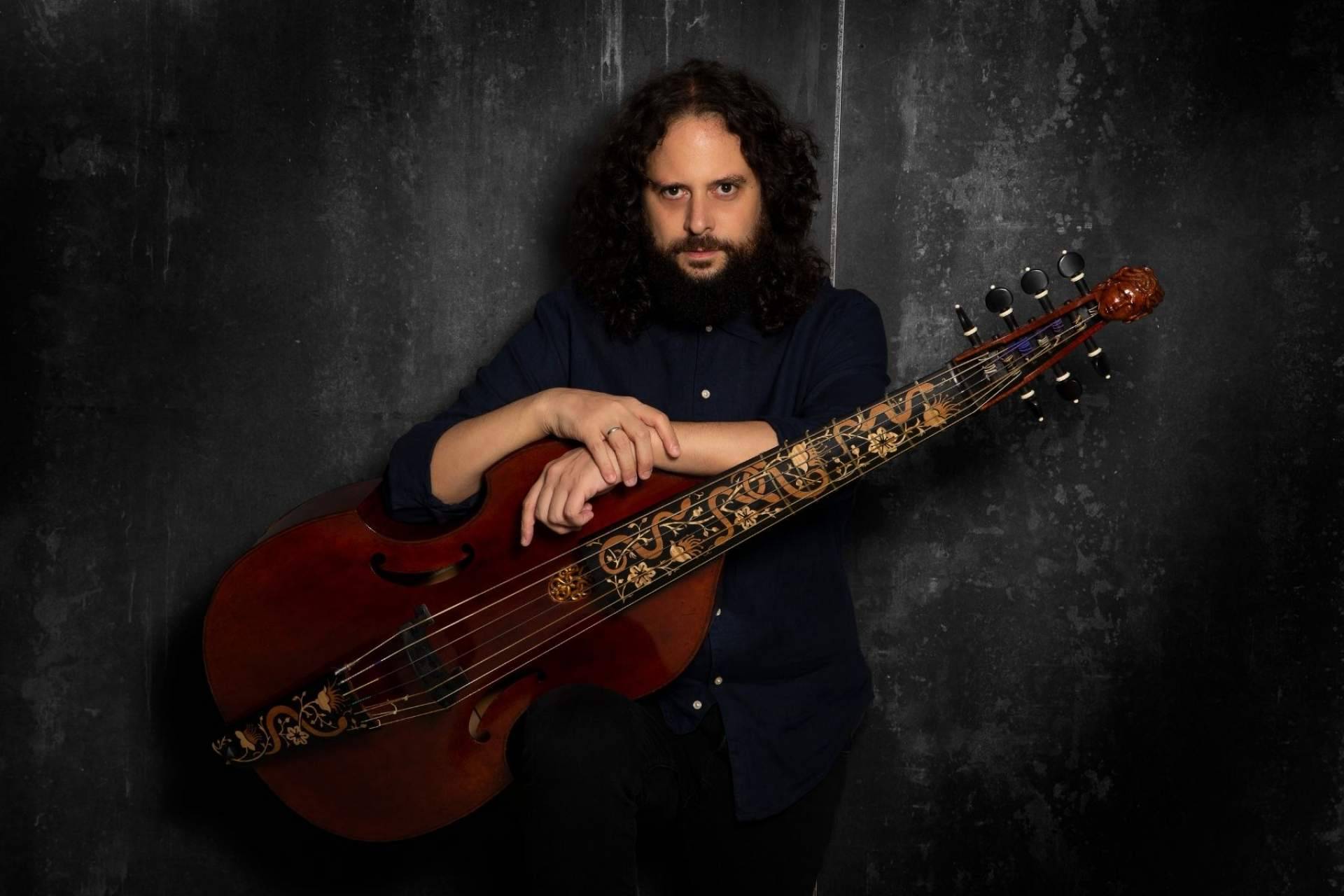 Uno de los mejores intérpretes de viola da gamba del mundo es Fahmi Alqhai