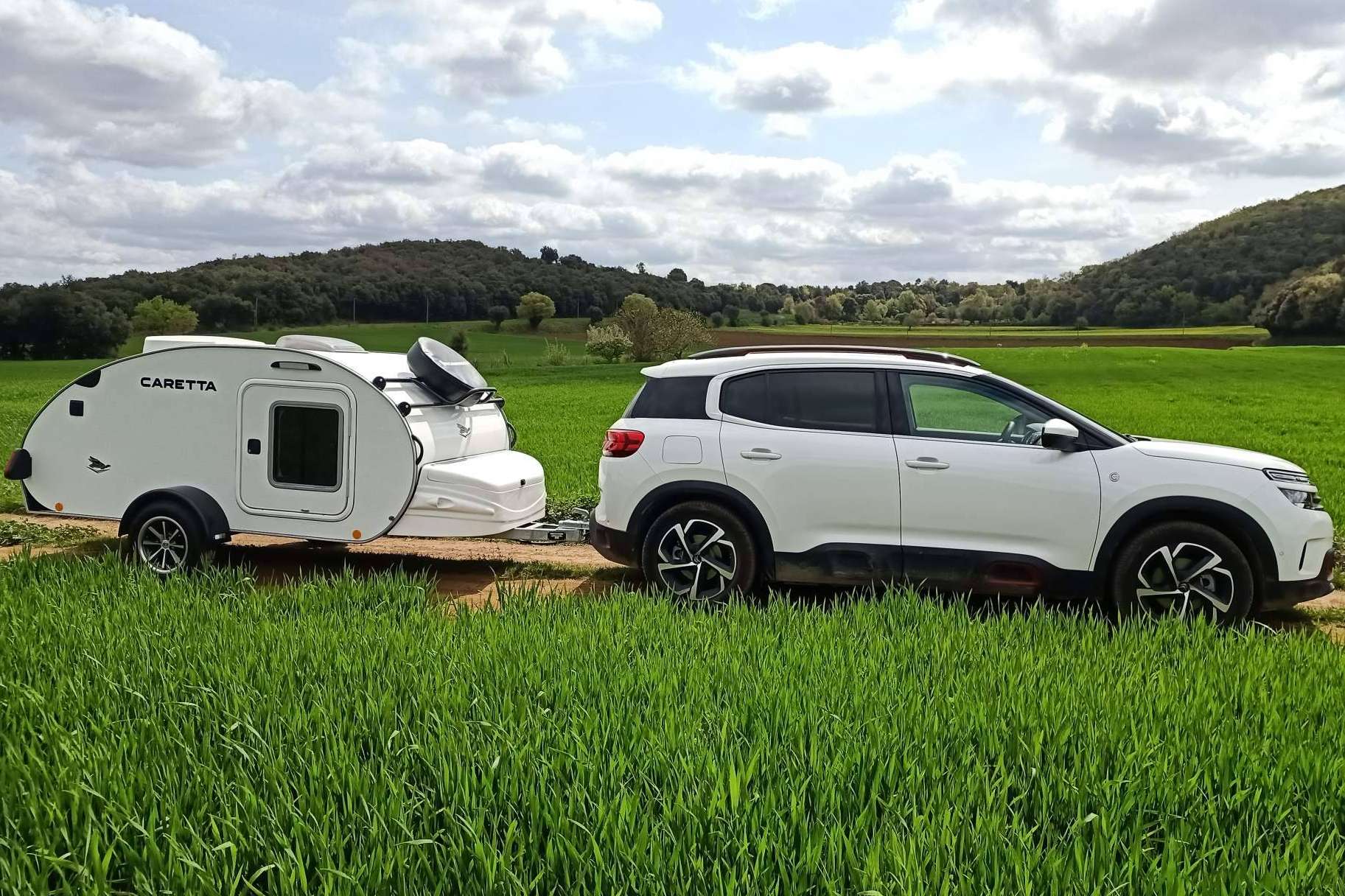 Minicaravanas.com vende caravanas pequeñas con baño y equipamiento para dos pasajeros