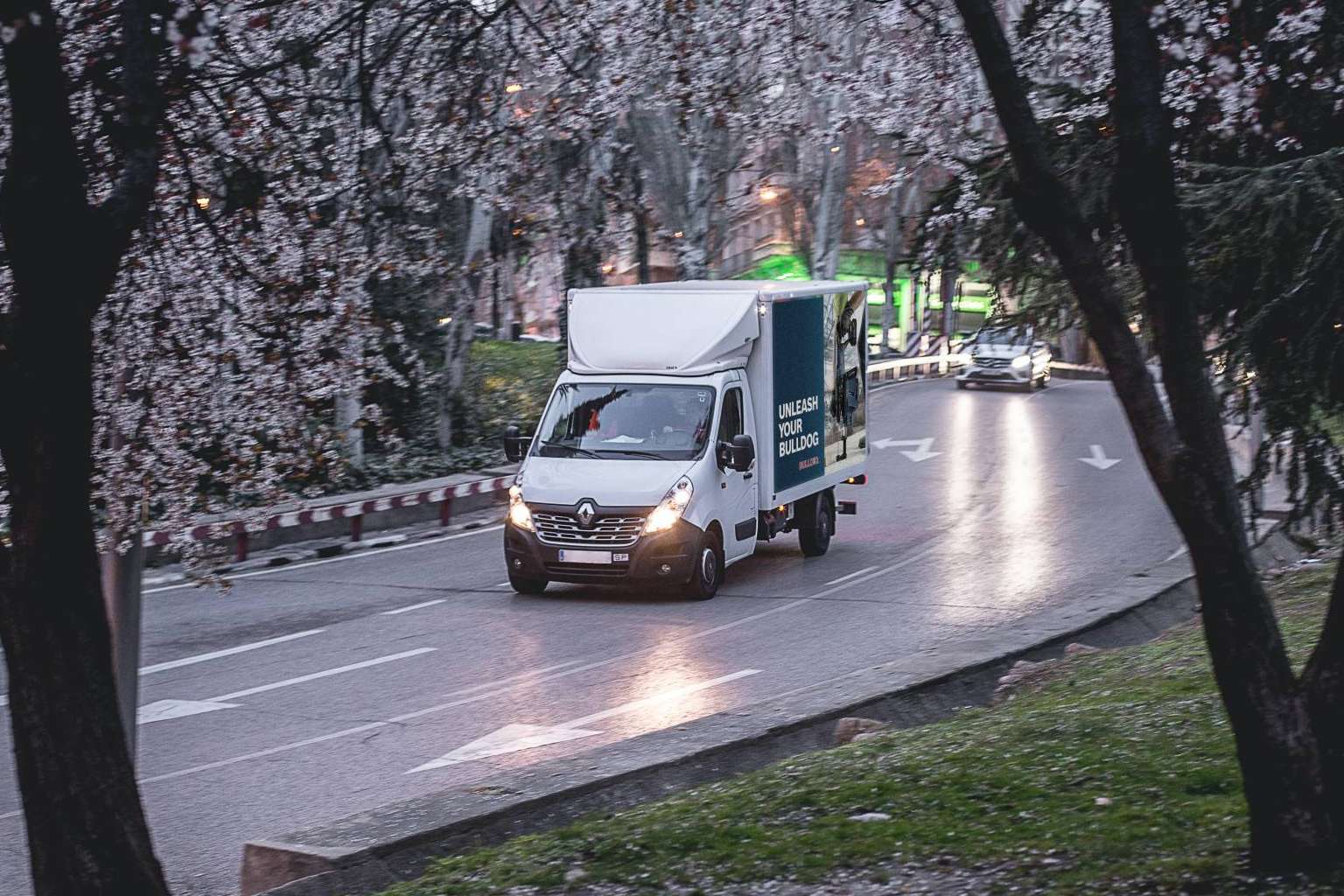 La startup barcelonesa revoluciona el marketing visual con la publicidad en vehículos
