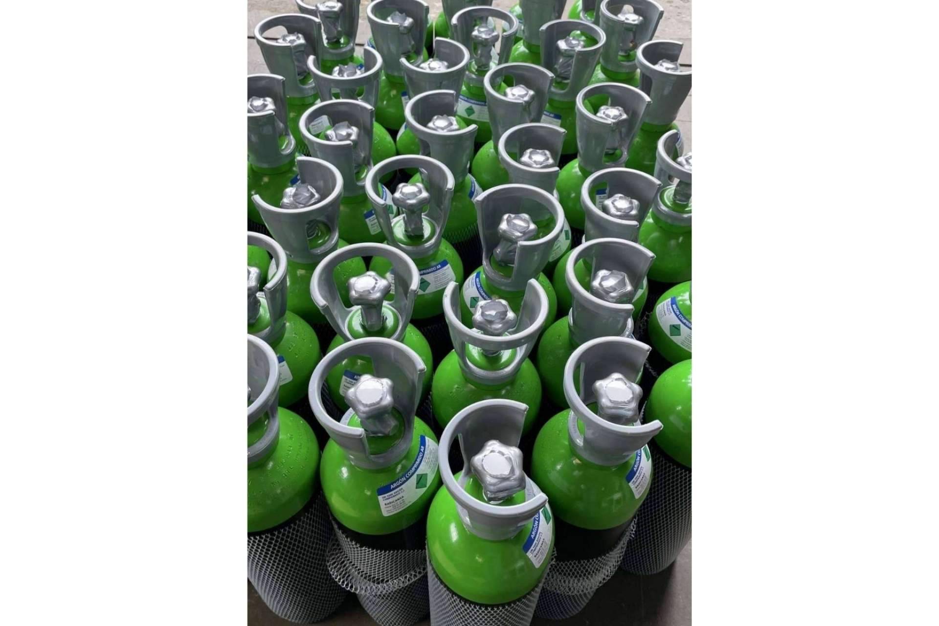 Un gas noble que se utiliza para soldadura de acero inoxidable y aluminio es el argón, según RADICANSA
