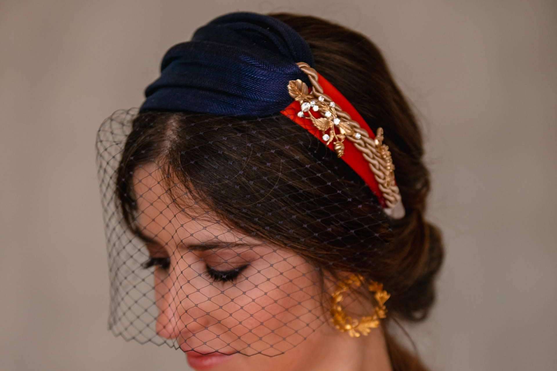 Última tendencia en los looks de boda con las diademas de invitada
