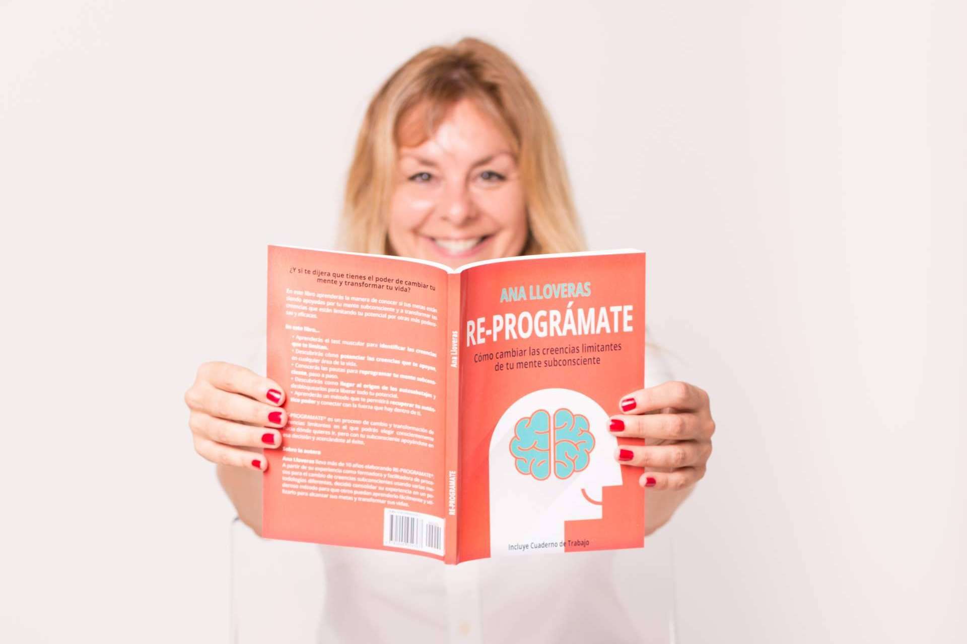 La contribución al desarrollo personal, el libro Re-Prográmate de Ana Lloveras
