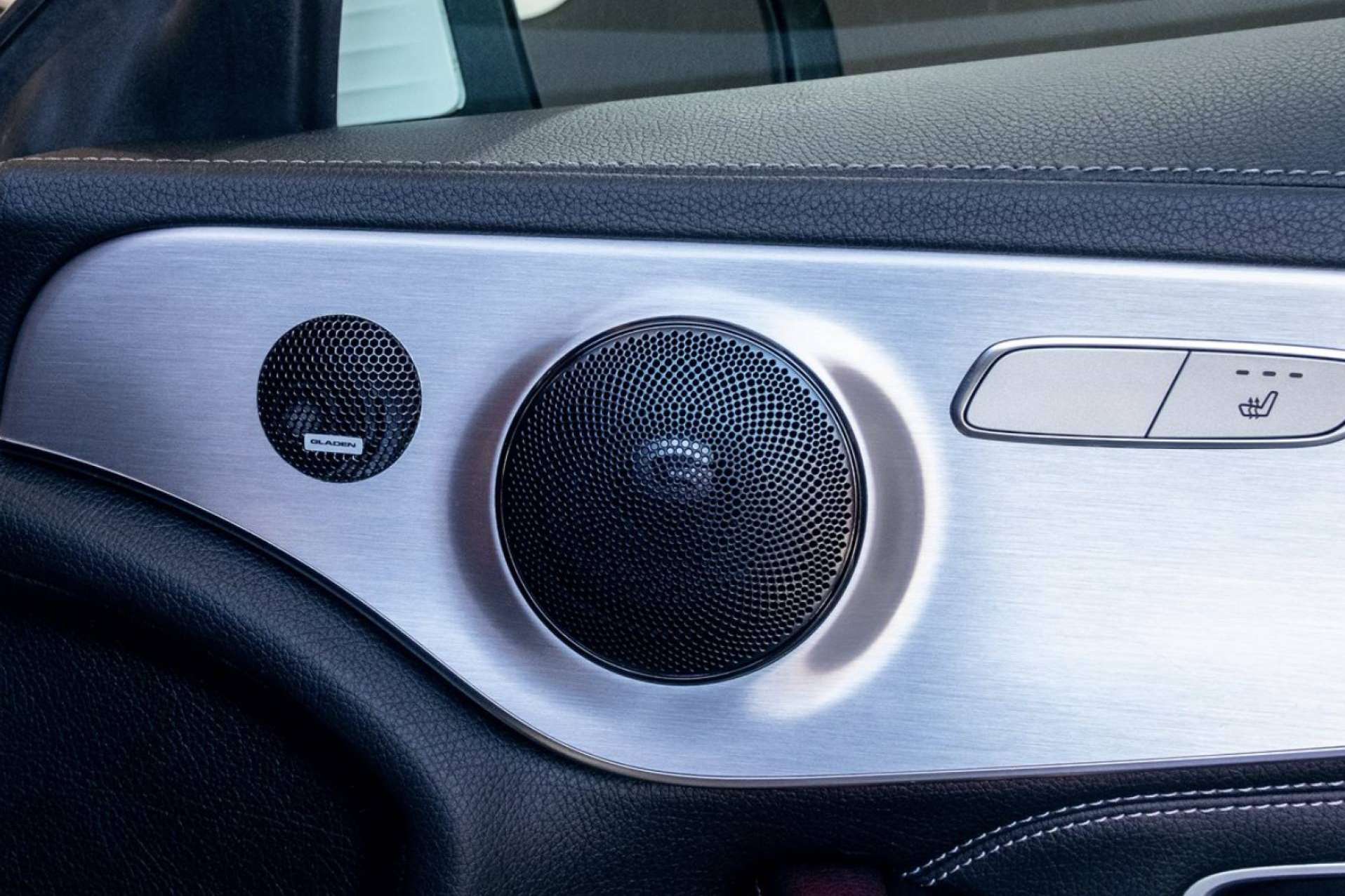 El equipo de profesionales de Madrid Audio se ocupa de la instalación de amplificadores y altavoces