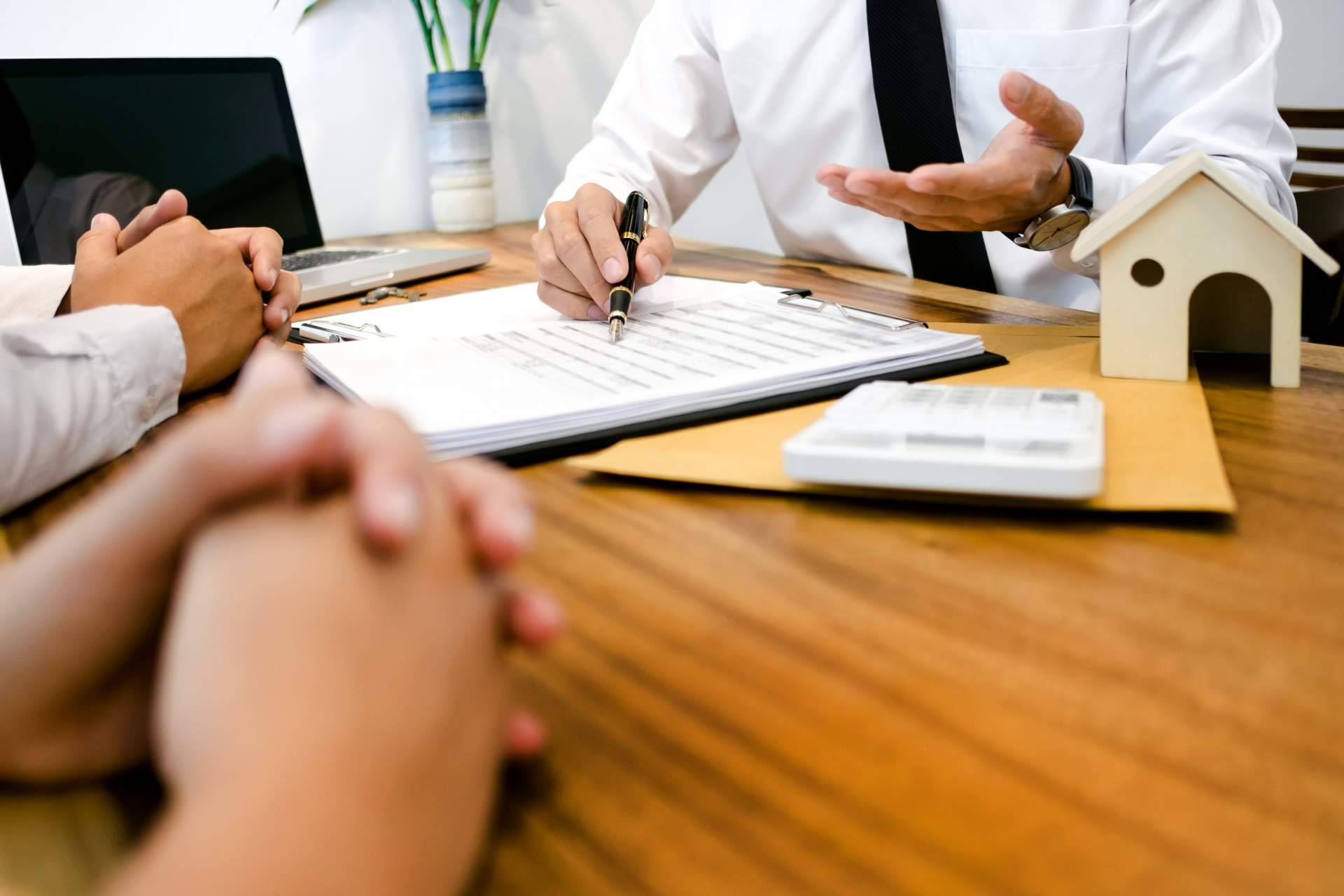 El equipo de profesionales inmobiliarios de Málaga que trabaja en exclusiva para el cliente en la venta de su vivienda, D&A Inmobiliaria