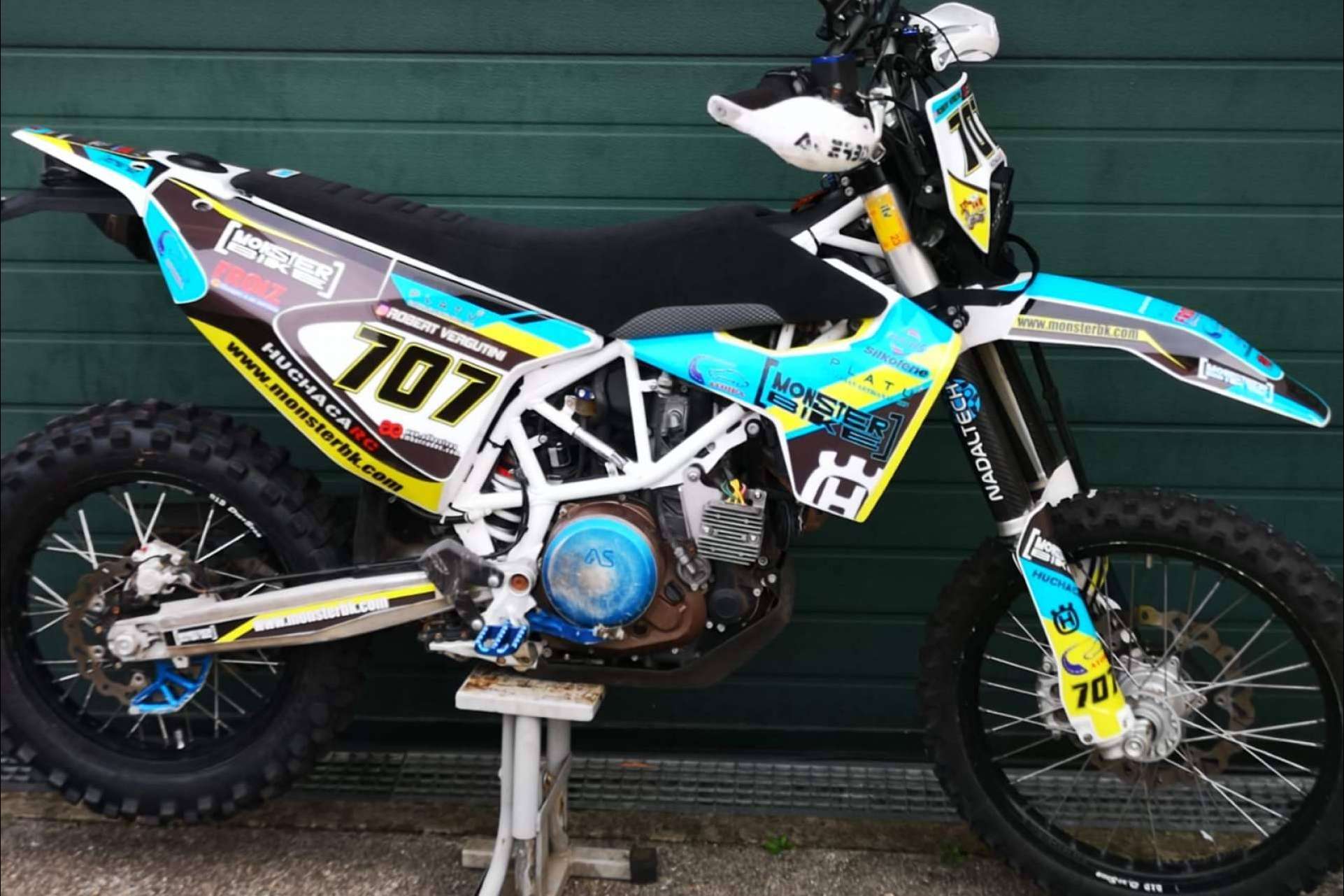 Distintas opciones de pegatinas para moto personalizada con ADHESIVOSEMBARRADOS