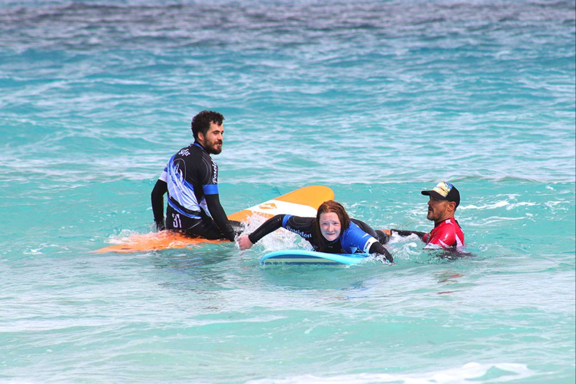 La sonrisa de las primeras olas practicando surf