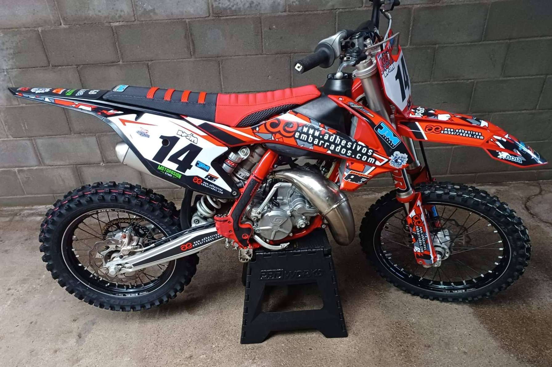 ADHESIVOSSEMBARRADOS ofrece adhesivos personalizados para motos