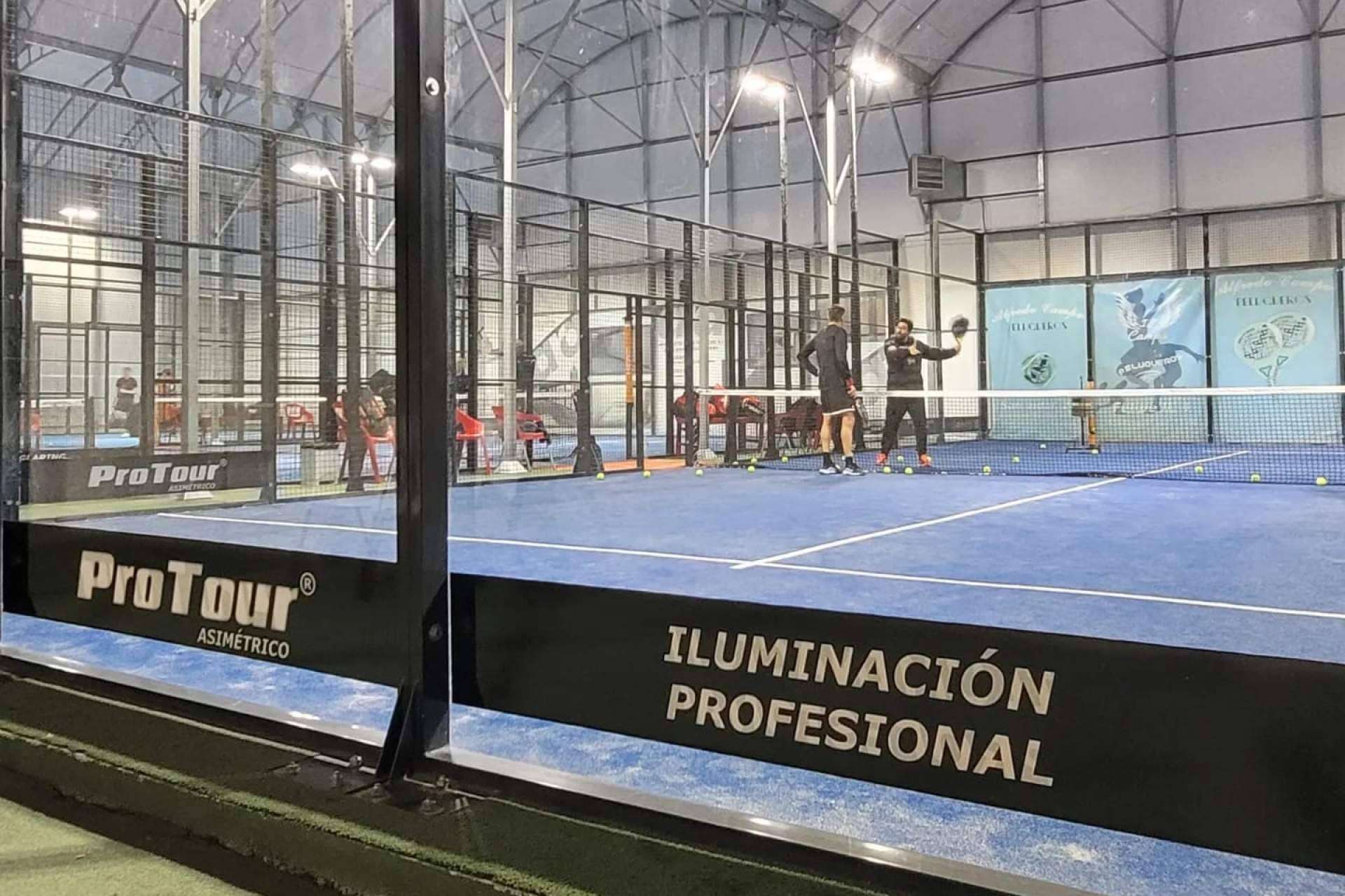 Padel Indoor Alcalá elige los proyectores ProTour Asimétricos de Óptima LED