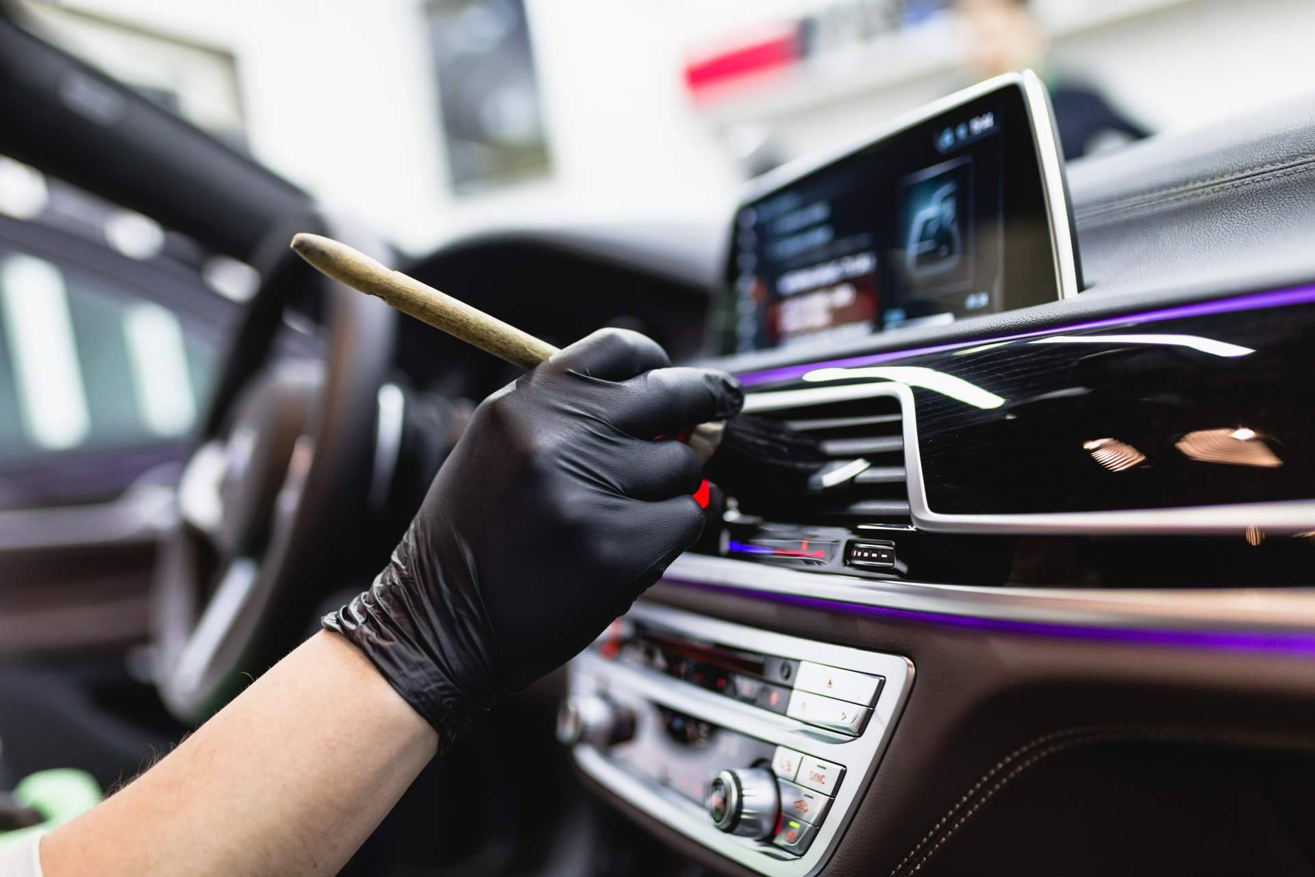 Servicio de limpieza interior coche con Servicios Residenciales