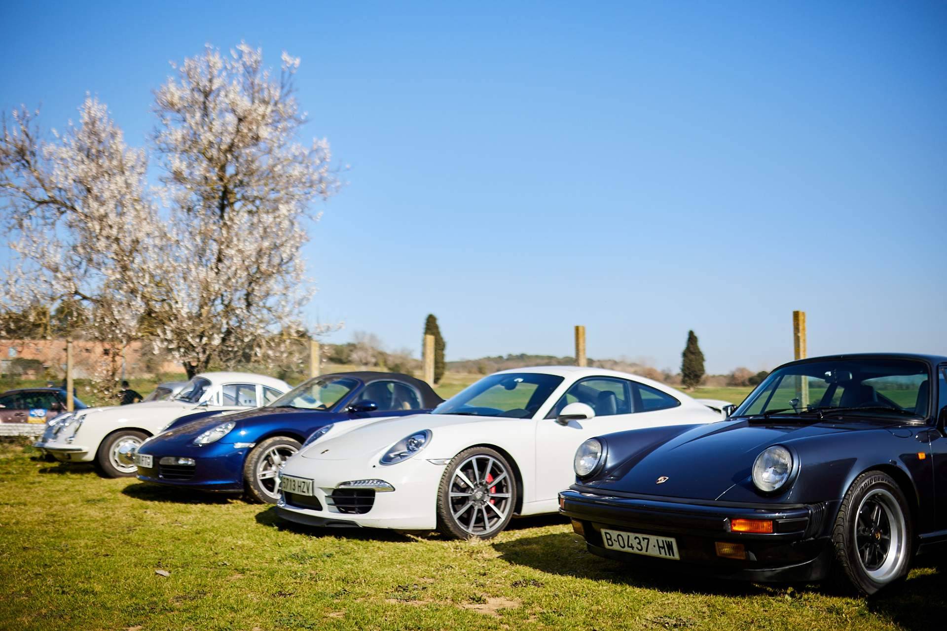 Más de 30 coches clásicos se dan cita en la ruta Porsche Girona