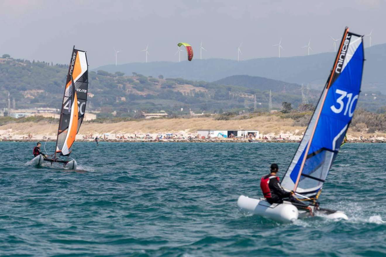 Nauticmar, distribuidores exclusivos en España de mini catamaranes, hinchables y desmontables