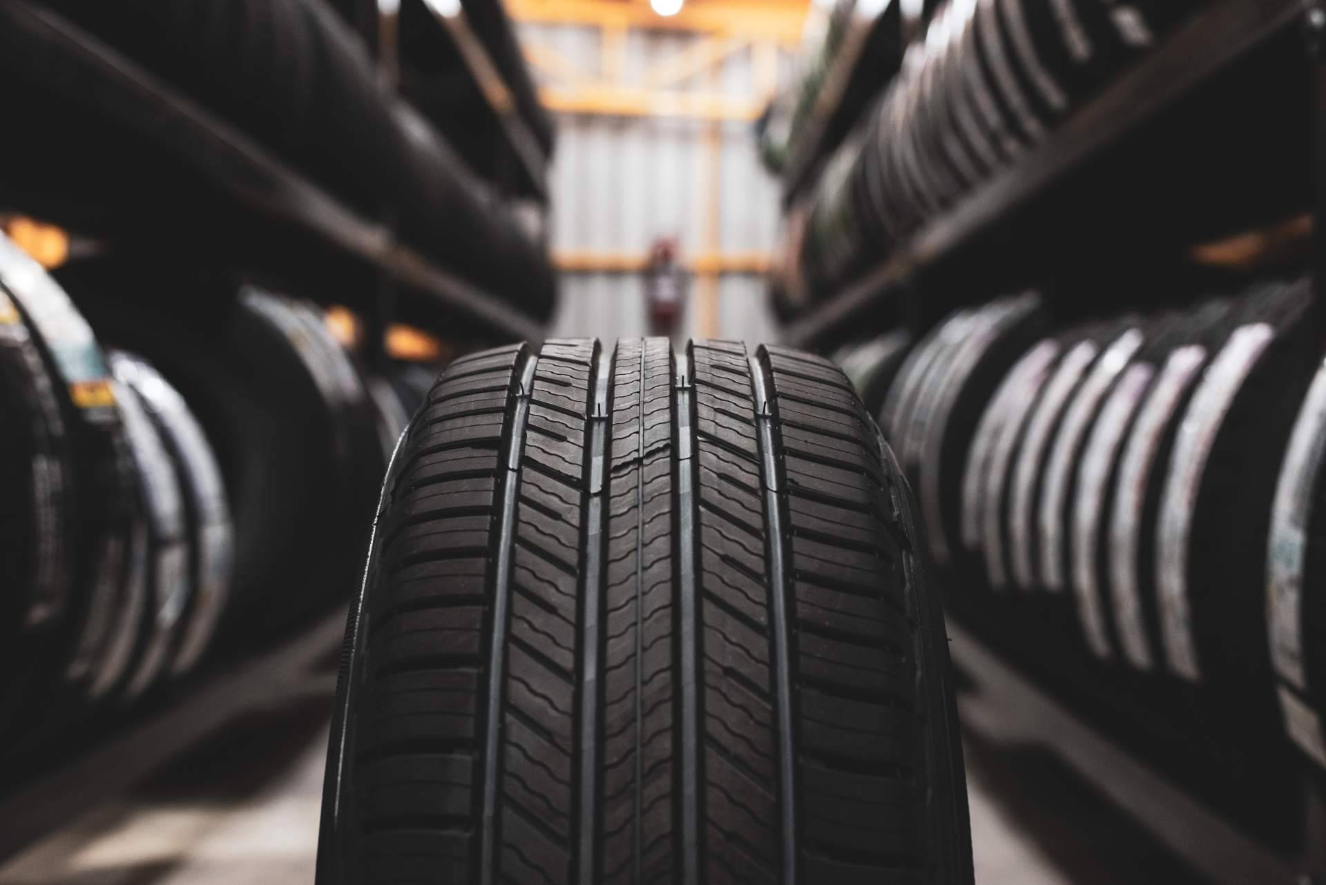 ¿Qué ventajas ofrecen en carretera los neumáticos semislick de alto rendimiento?, según Todo Llantas Shop