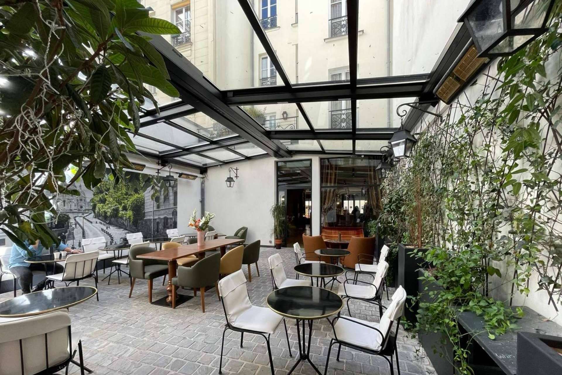 Los techos móviles de la empresa Airclos permiten disfrutar de los patios durante todo el año