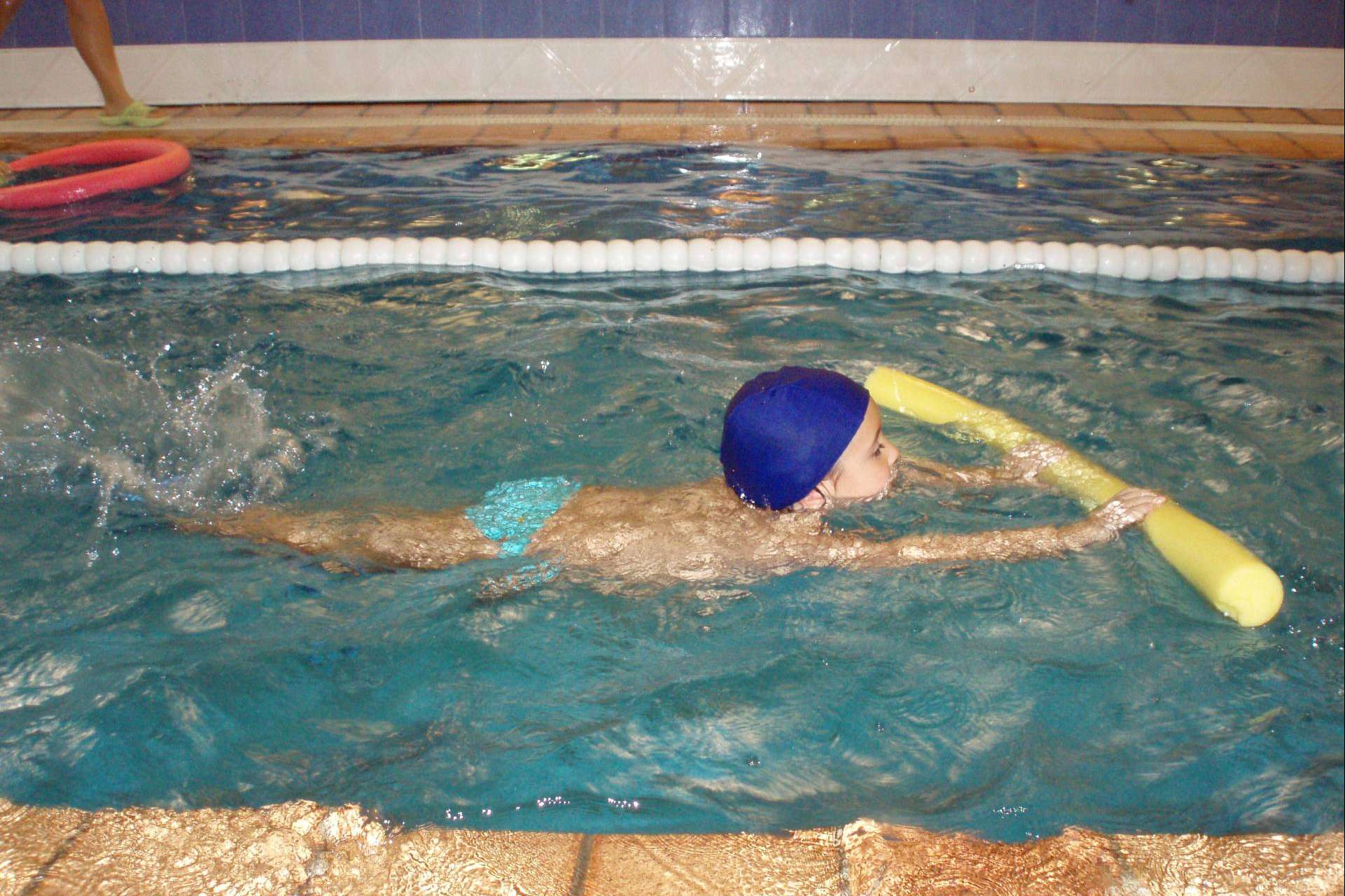 Beneficios de las clases de natación para poblaciones especiales en el gimnasio Mabuni de Vallecas