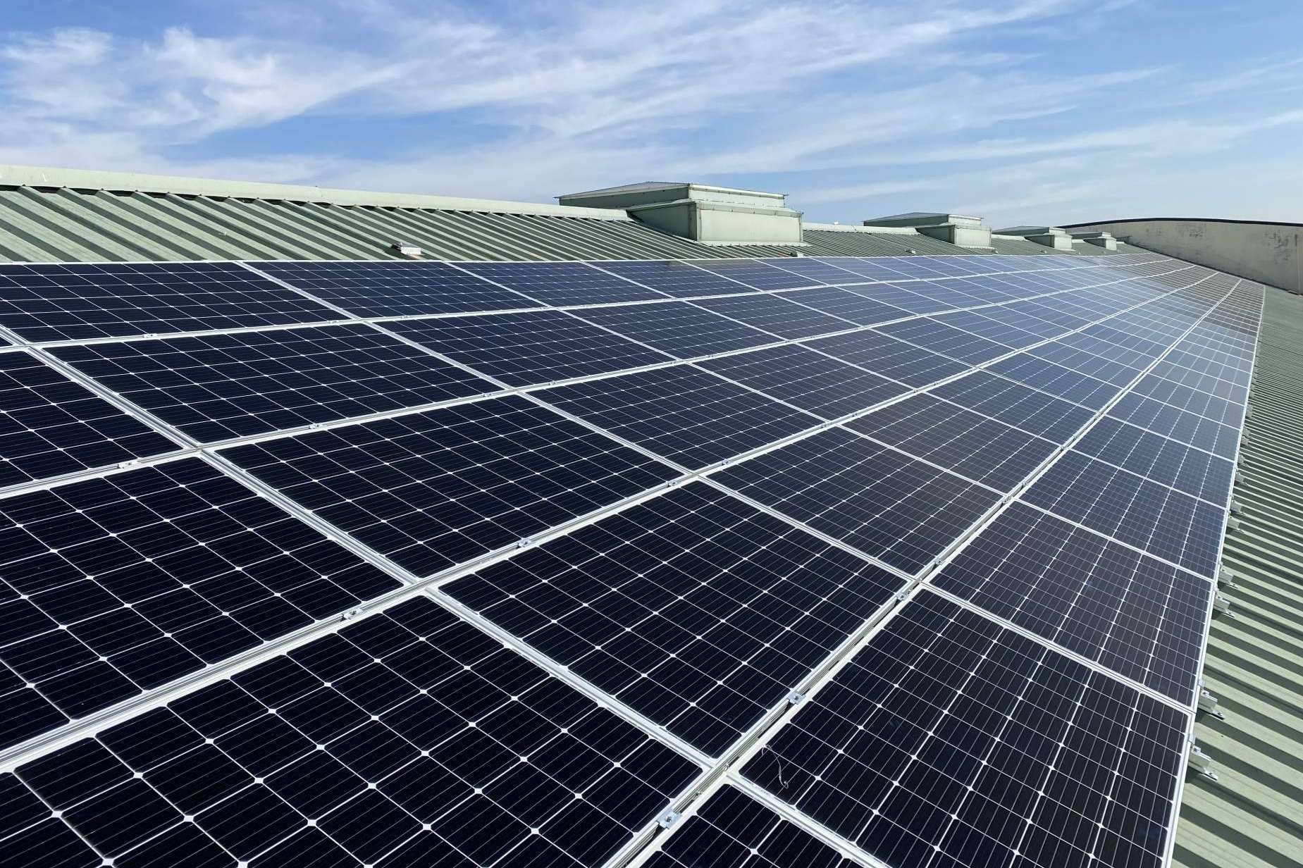 Cómo ahorrar en el autoconsumo industrial, con E4e Soluciones