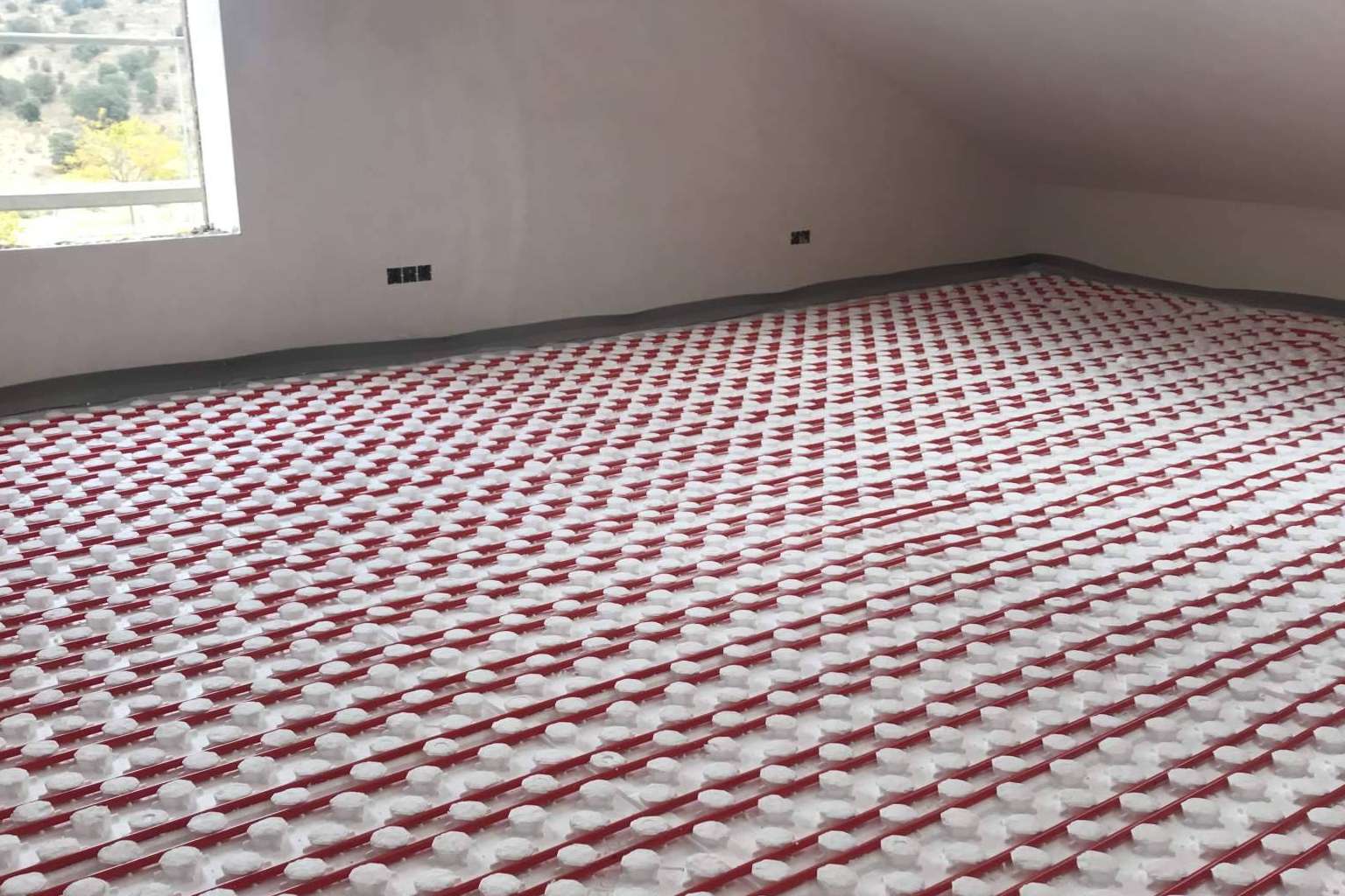 Conocer las principales ventajas del suelo radiante refrescante de Akiter Renovables