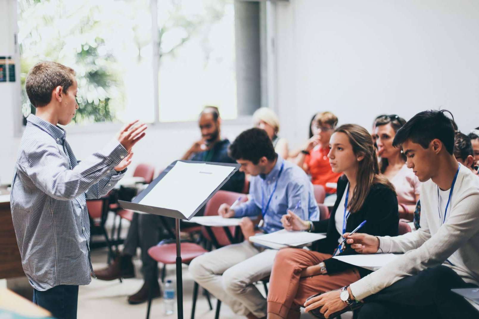 Cuáles son los beneficios para los adolescentes de participar en un curso de debate y oratoria