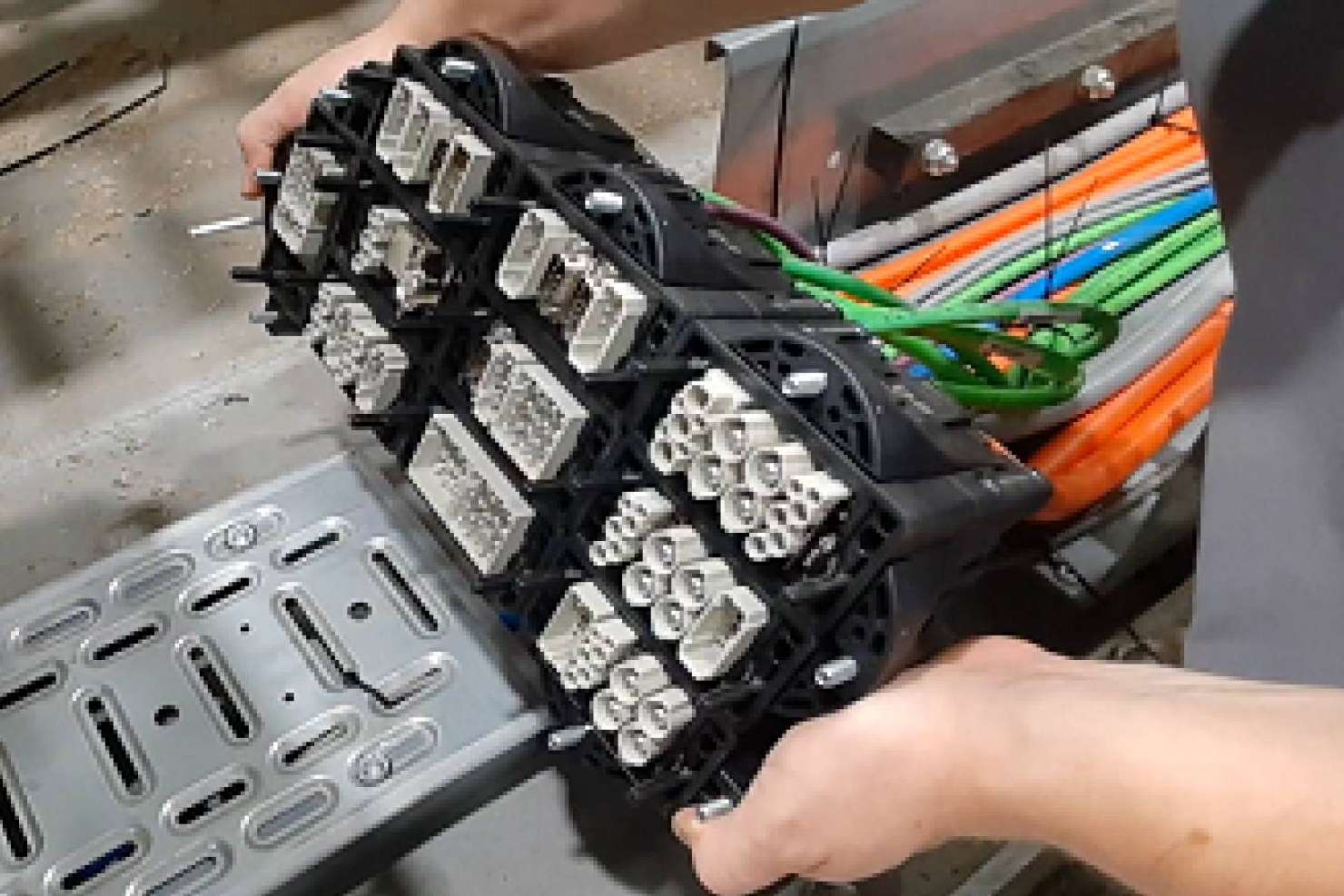 Reducir los tiempos de inactividad en fábricas con el conector Module Connect de igus