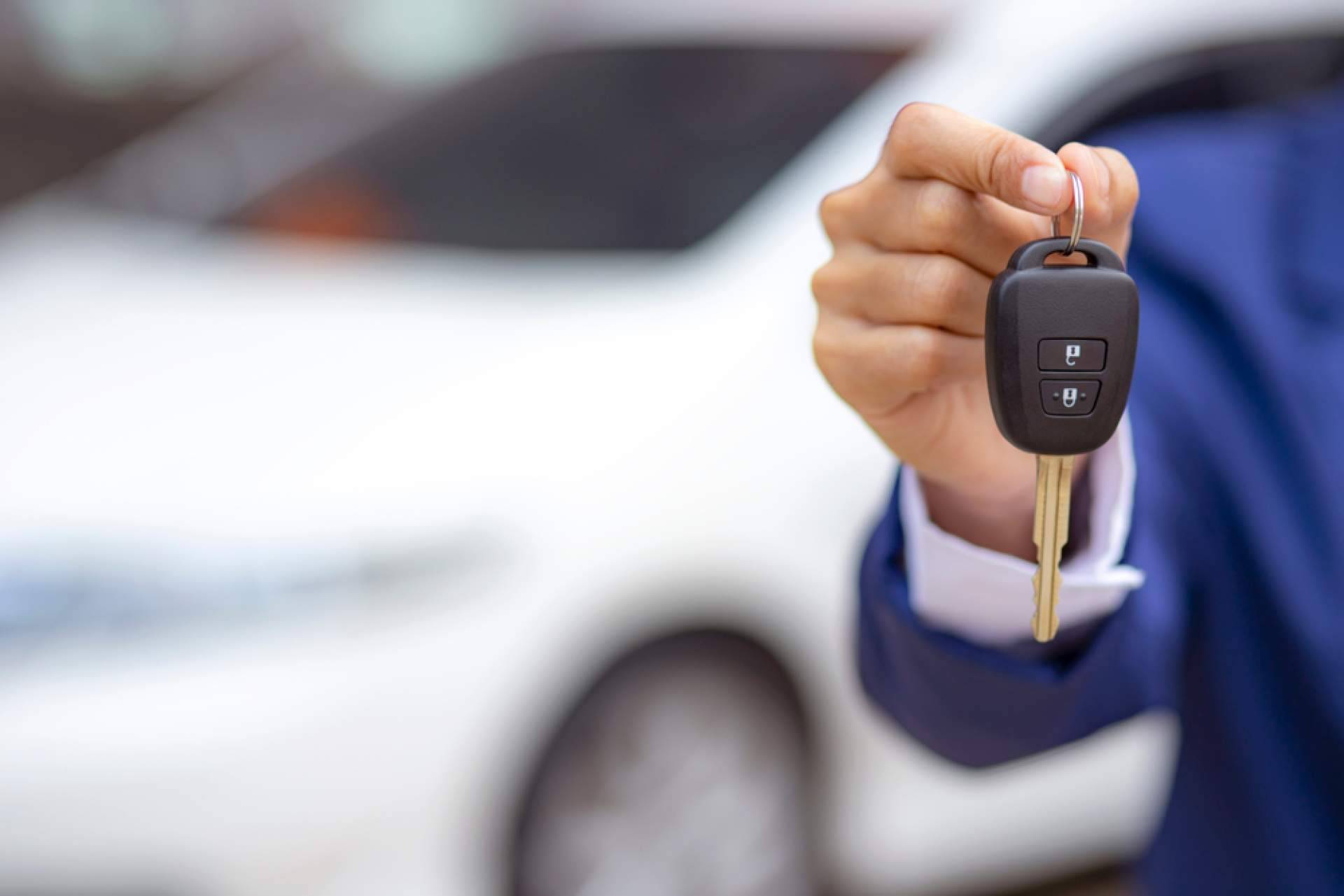 ¿Por qué es importante tener dos juegos de llaves del coche antes de irse de vacaciones?, según EGINER