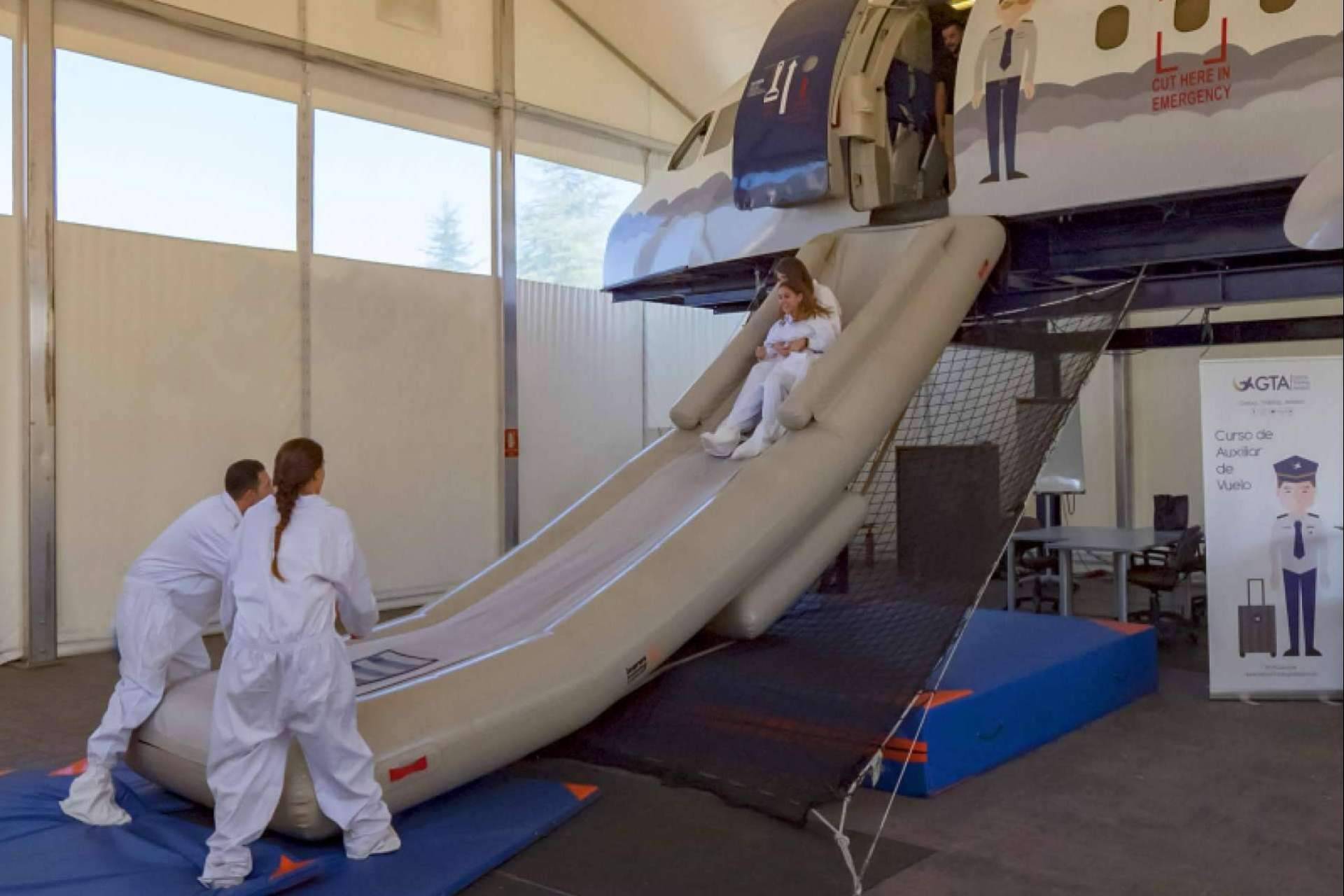 ¿Cuáles son los principales requisitos para el curso de azafata de vuelo? Global Training Aviation