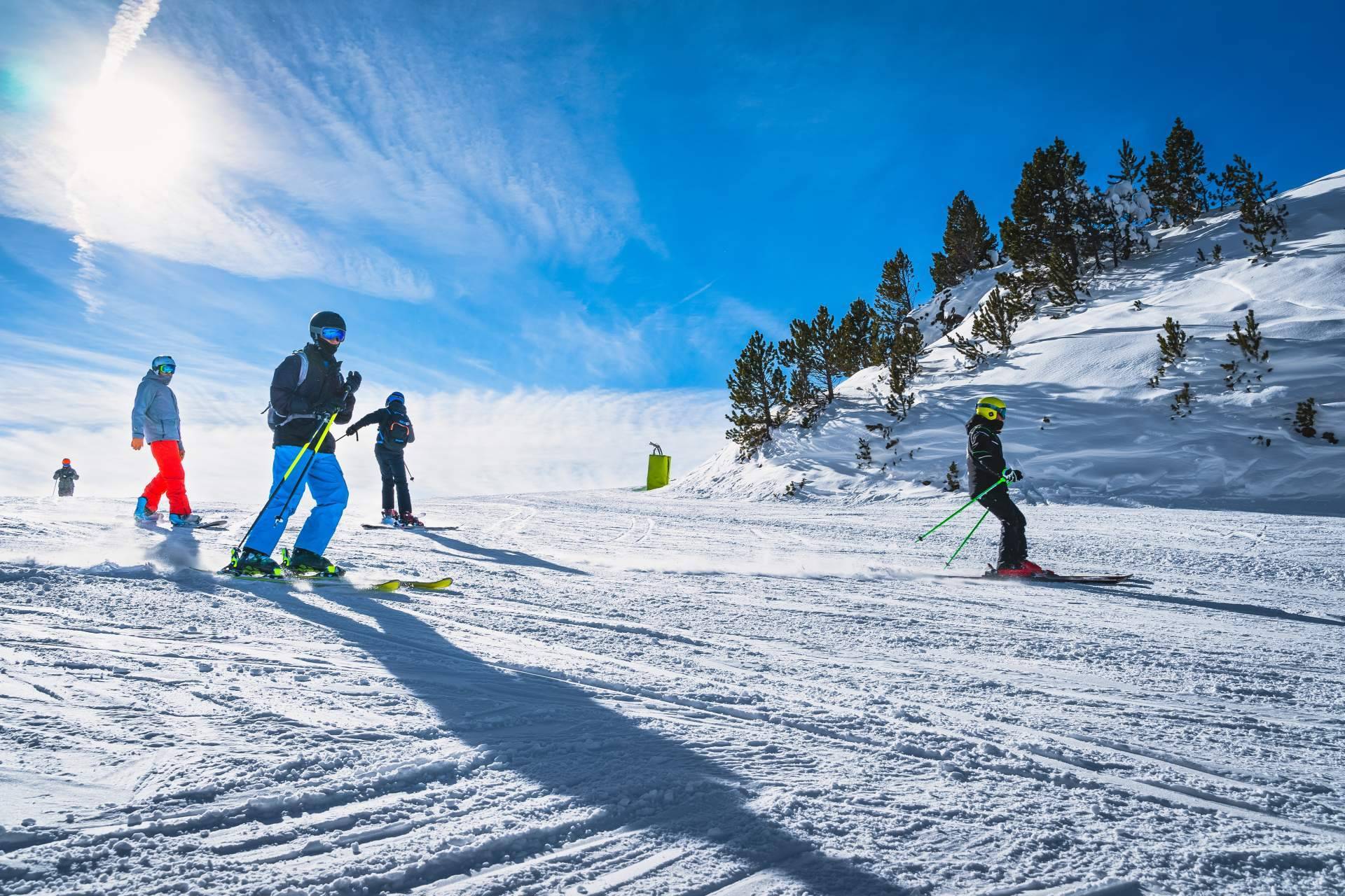 Alquiler de ropa para esquiar para una escapada invernal con Sierra Nevada Adventure & Ski