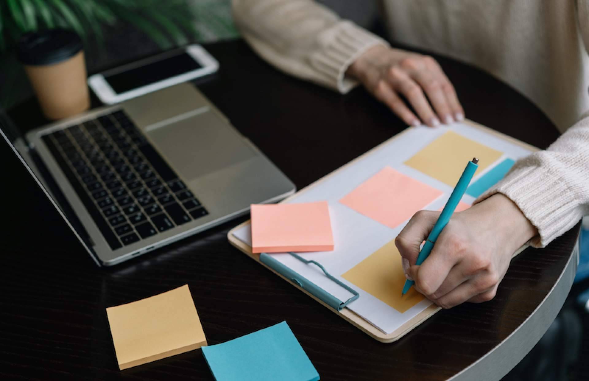 Retos y oportunidades en el diseño profesional de maestrías en línea para el profesional moderno