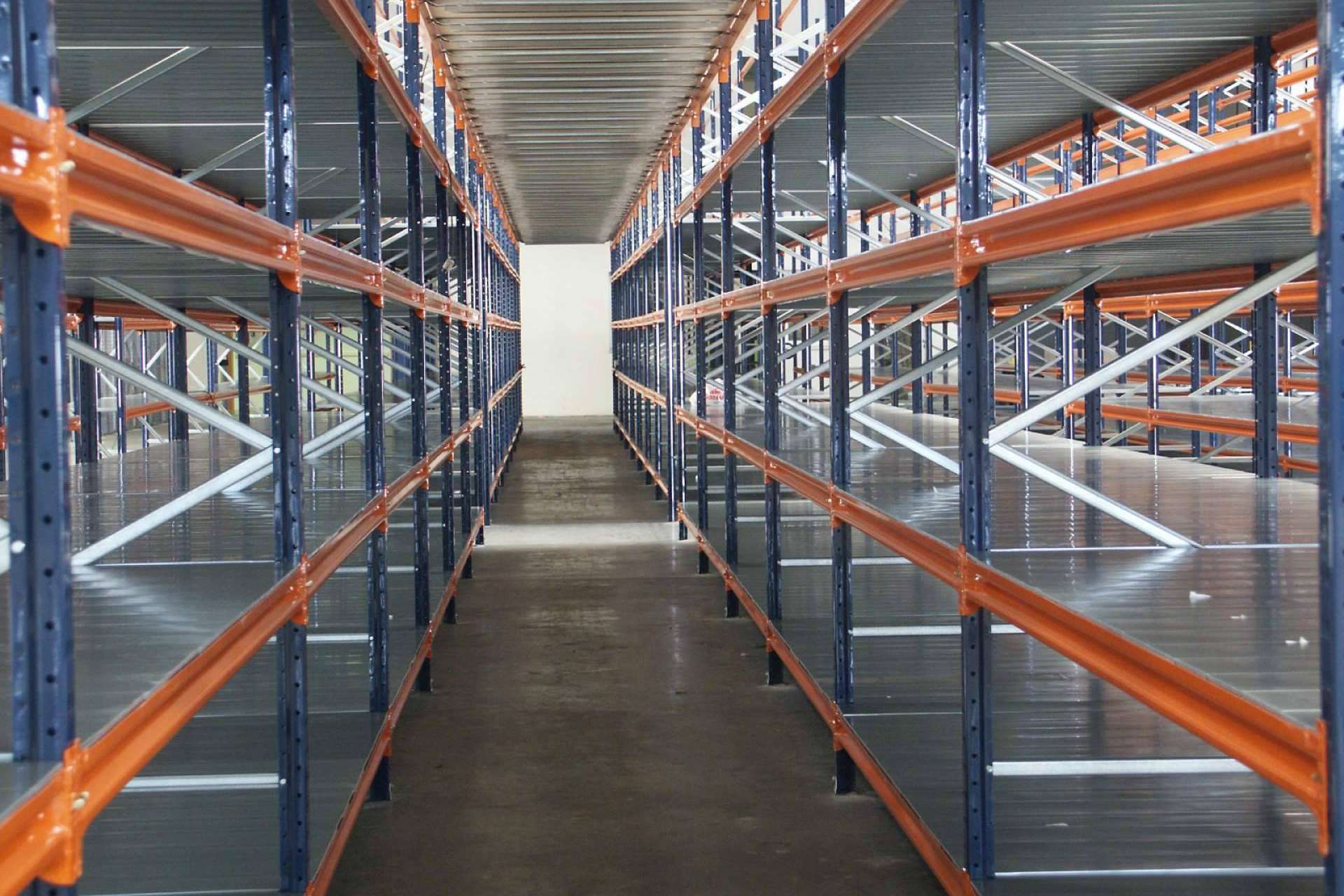 Una tienda online experta en estanterías industriales es Logisprix