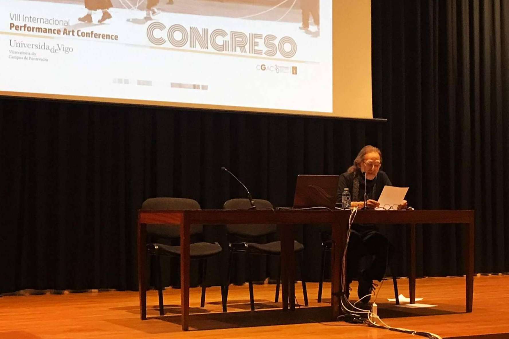 Performance 'Chickens Eating Peace' ha estado presente en el VIII congreso internacional 'Fugas e Interferencias' en Vigo