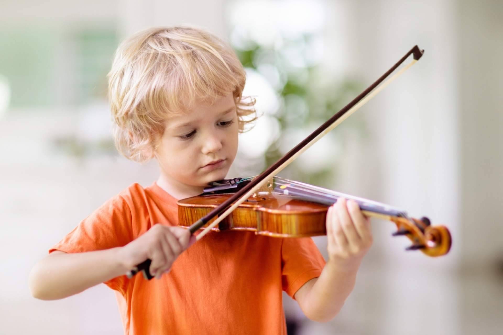 La importancia de tocar un instrumento para el desarrollo integral, por Escuela de Música La Clave