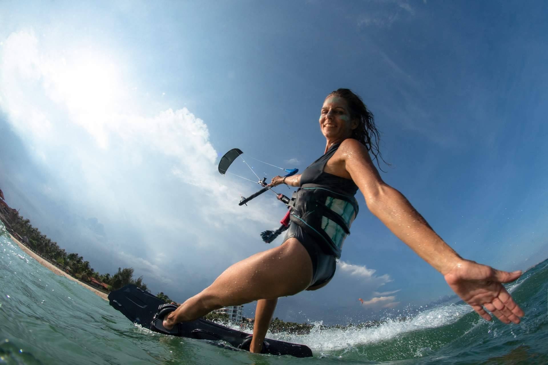 Iniciarse en el kitesurf de la mano de Mucho Viento Viajes