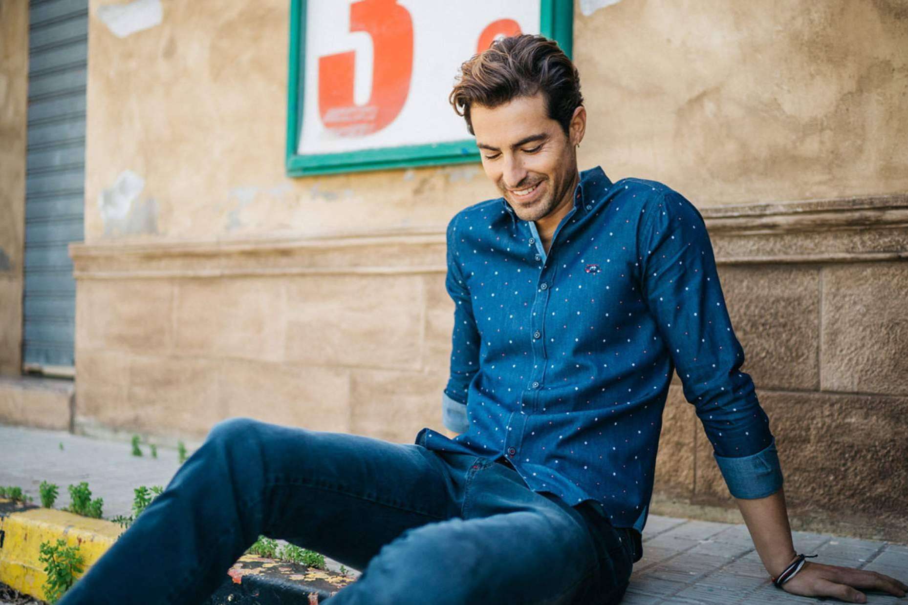 Combinar camisas estampadas para hombre con los modelos The Surfcar