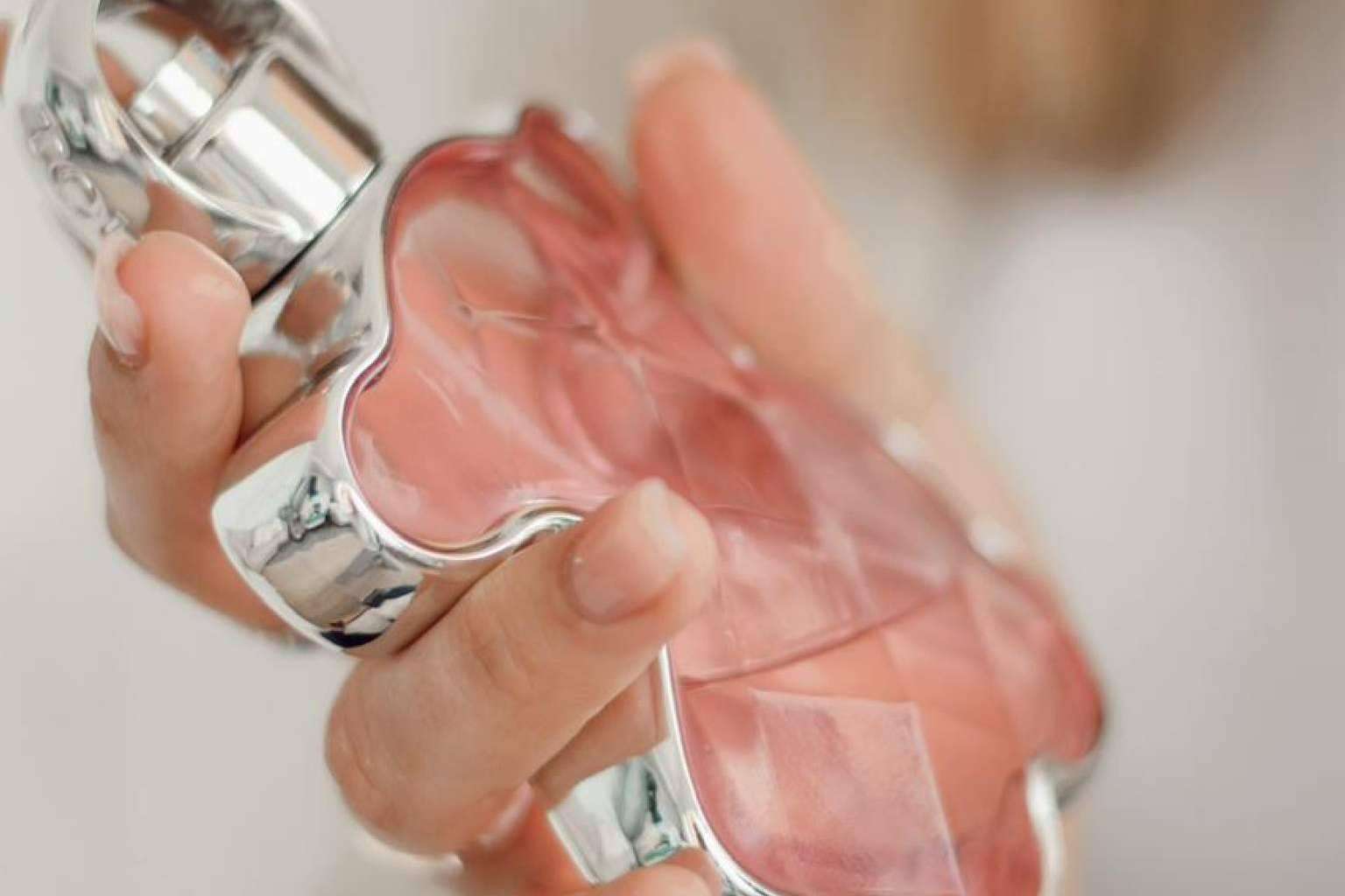 Amplia gama de perfumes de mujer disponibles en Perfumerías Laguna