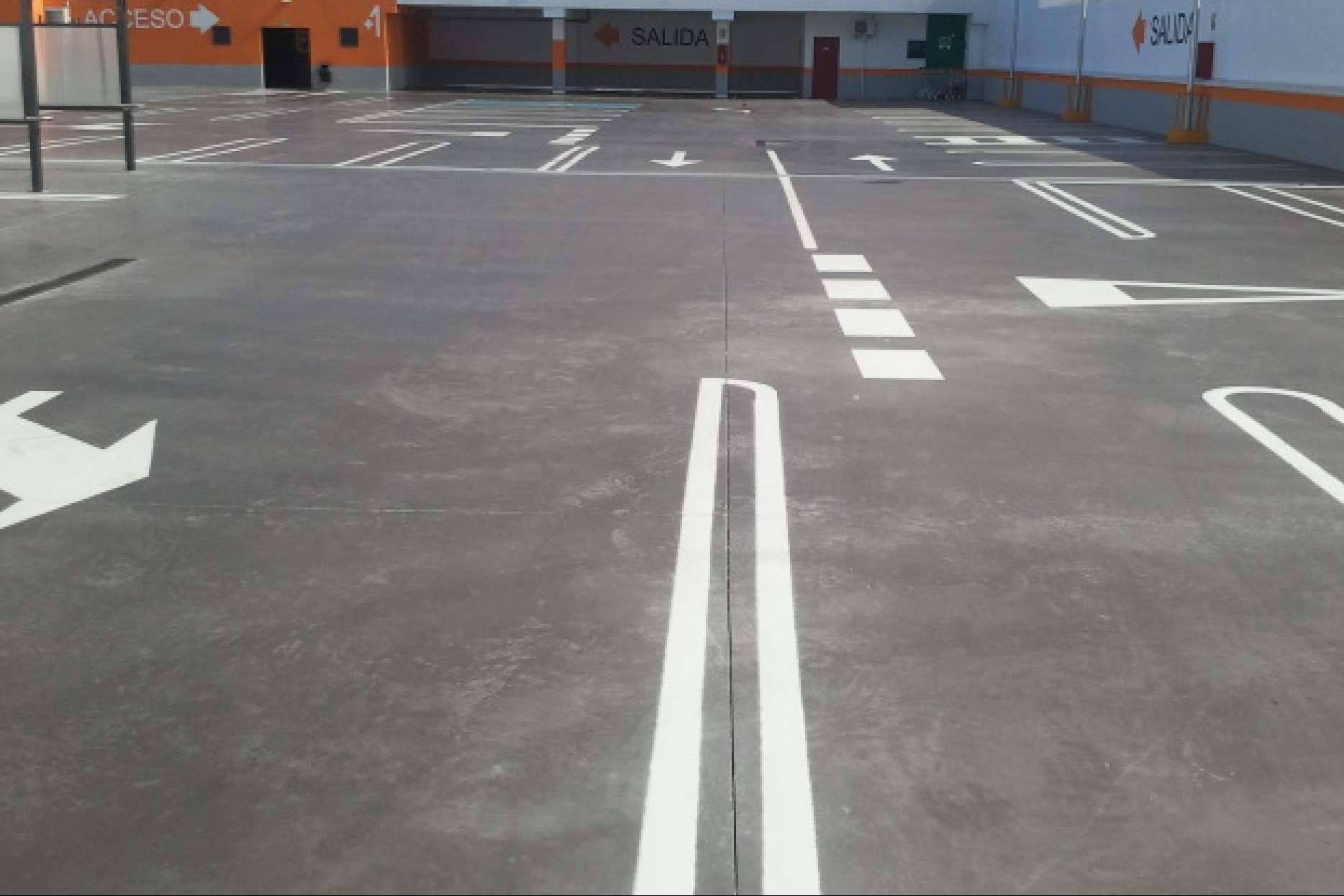 Fibras de vidrio AR en parking de supermercados