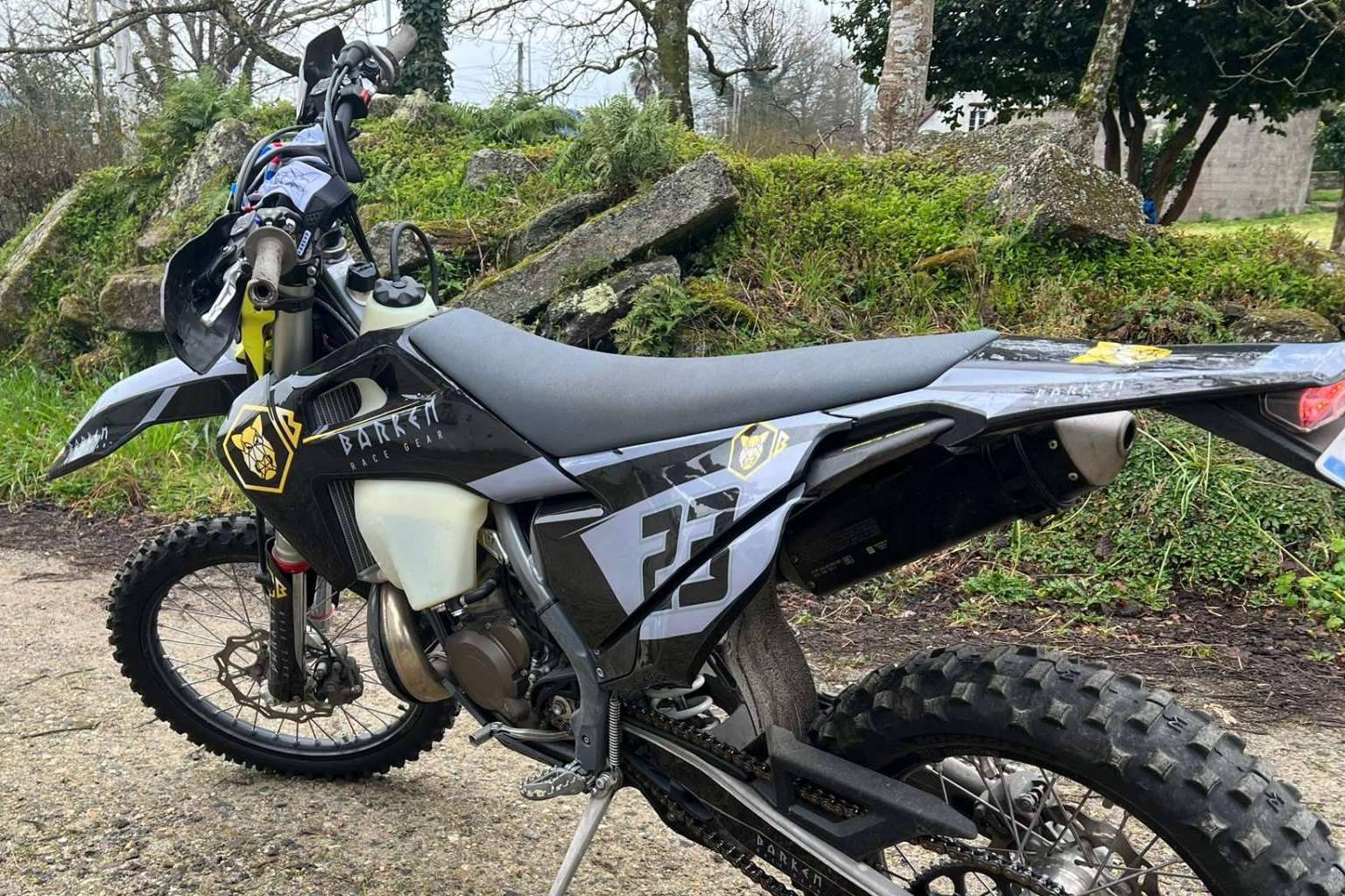 ADHESIVOSEMBARRADOS cuenta con una amplia variedad de pegatinas para motos