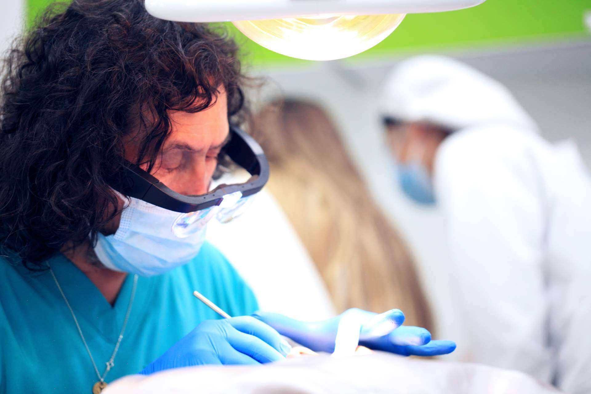 Diagnóstico y tratamiento personalizado para el diseño de sonrisa en las clínicas del Dr. Marlon Becerra
