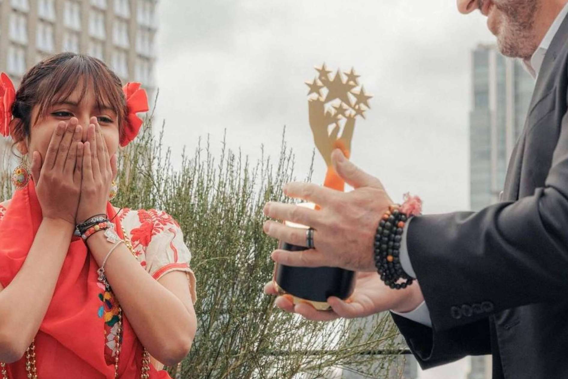 PendieOrgullo Latino; Primera mujer destaca al Ganar el Global Student Prize 2024