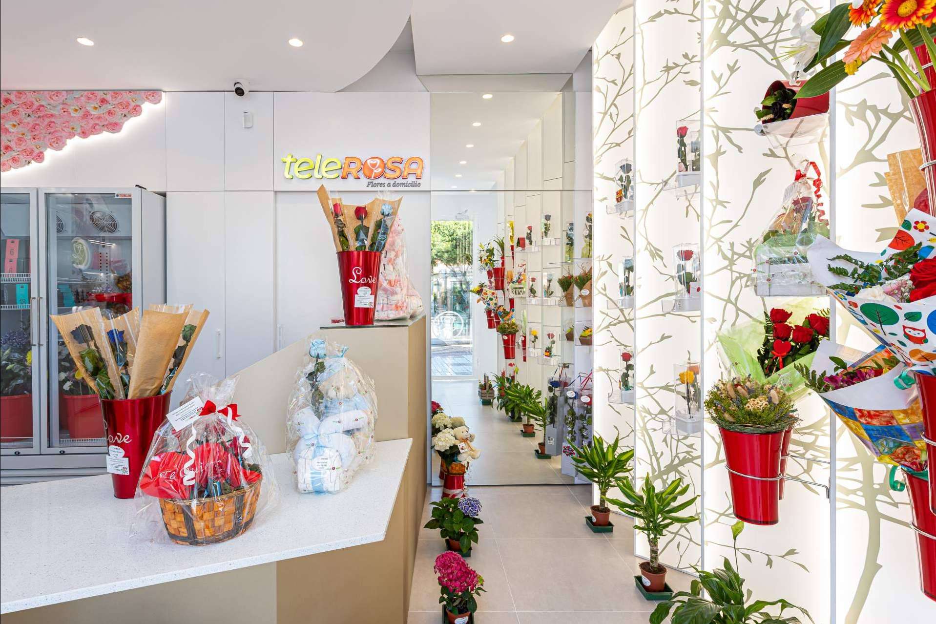 teleROSA fortalece su liderazgo en España con nuevas franquicias de envío de flores a domicilio