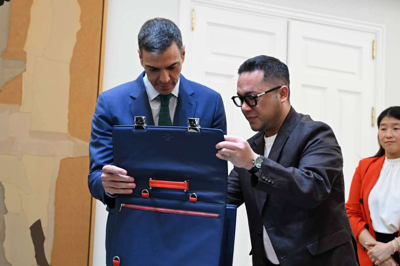 El diseñador Daniel Chong, recibido por el presidente del Gobierno como ejemplo de diversidad cultural