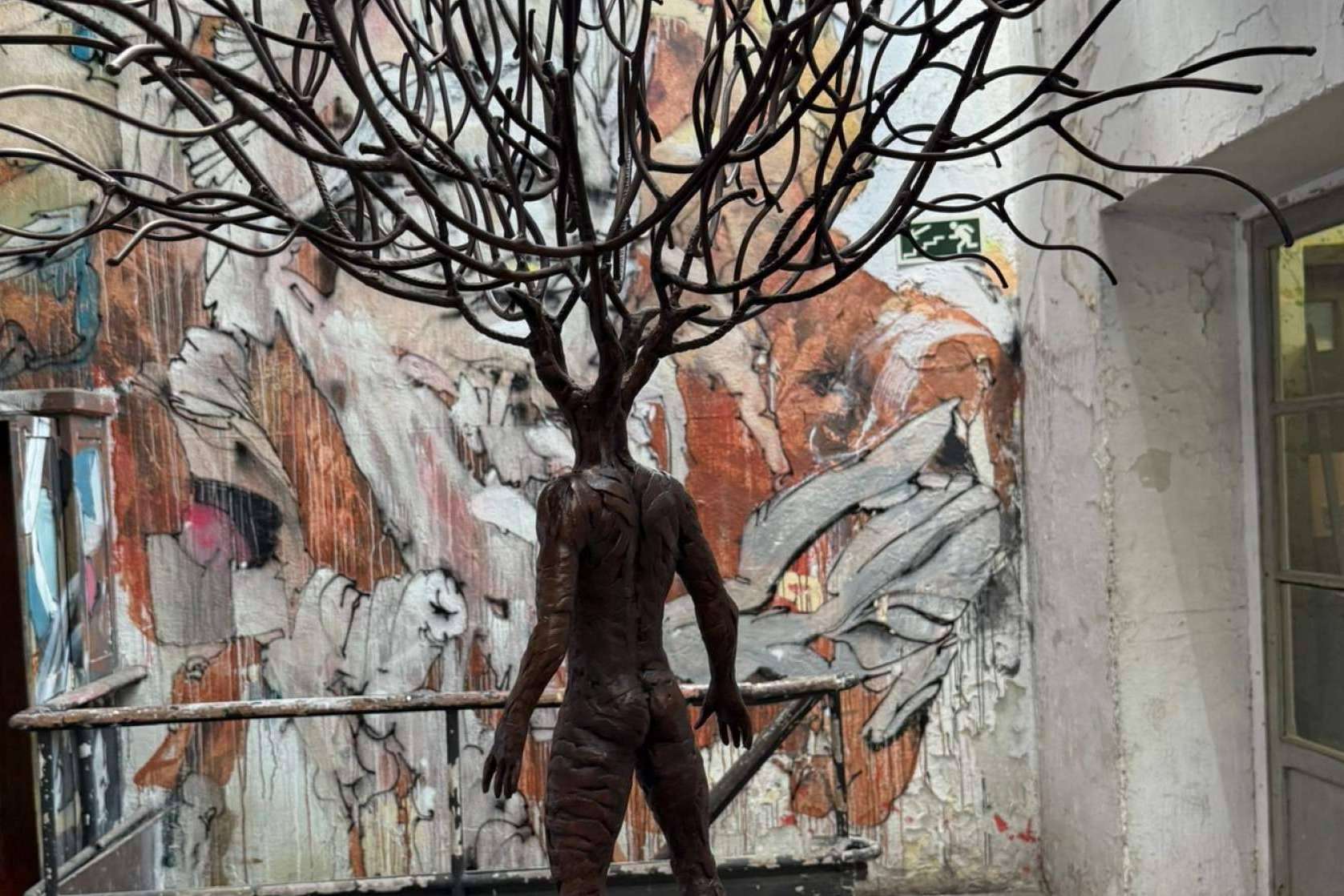 Fernando Suárez Reguera cuestiona el destino humano con una impactante exposición sobre urbes imposibles en La Neomudéjar
