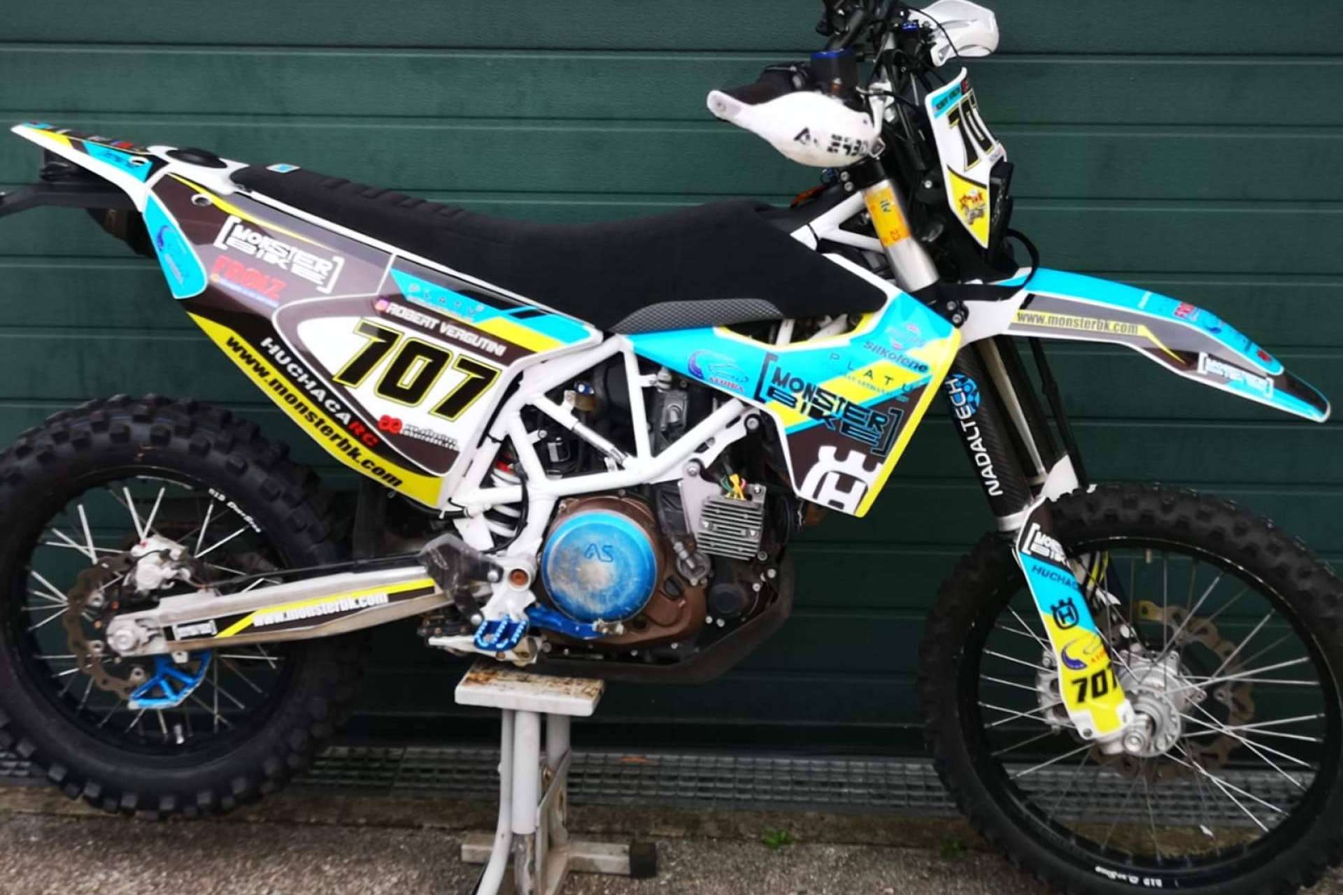 ADHESIVOSEMBARRADOS ofrece vinilos personalizados por modelo para motocross y enduro
