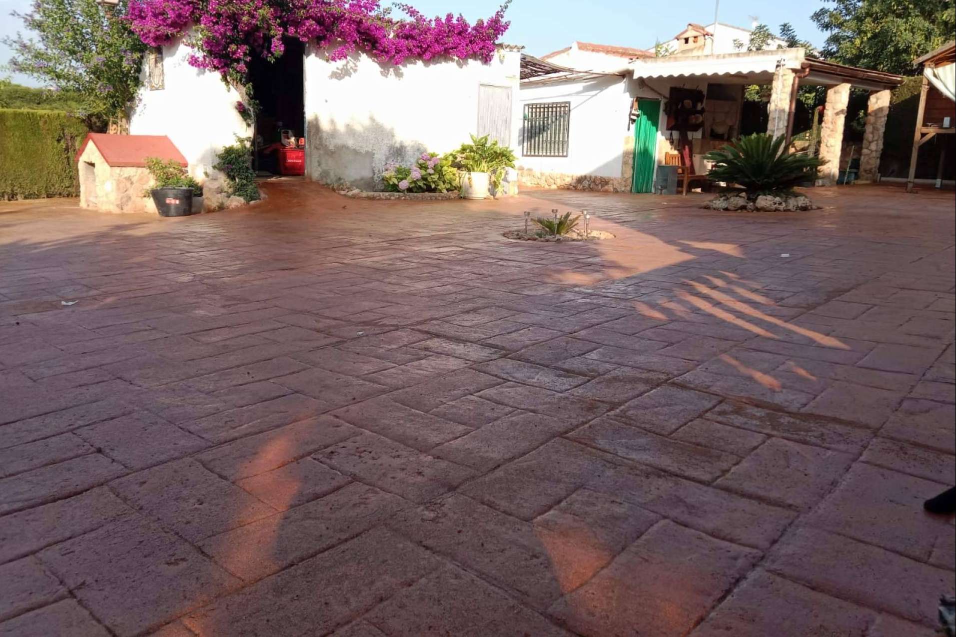 Serviarnau impulsa la renovación del hormigón impreso en Valencia con soluciones de limpieza y reparación