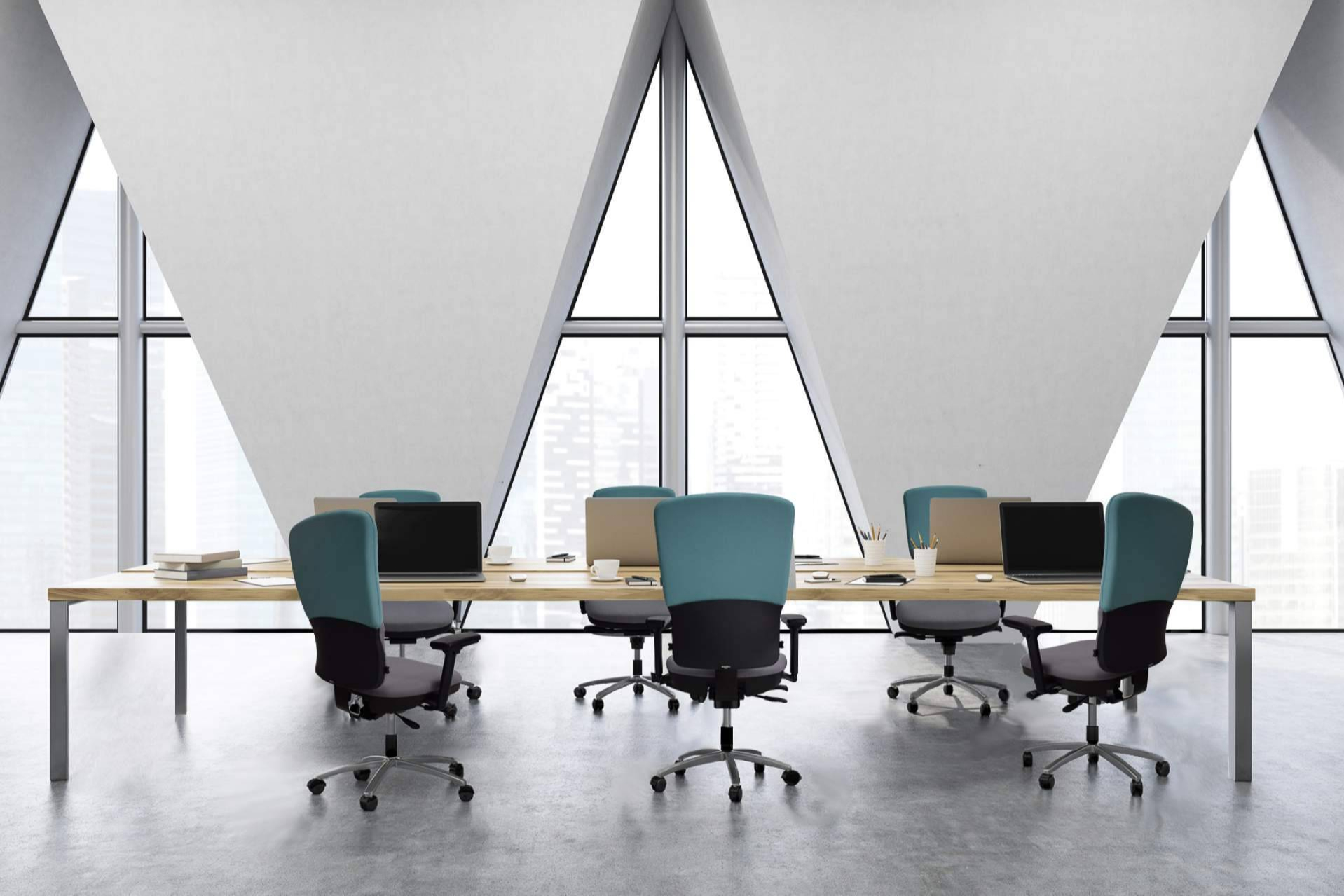 Diseño inteligente para espacios de trabajo que equilibran orden, comodidad y estilo