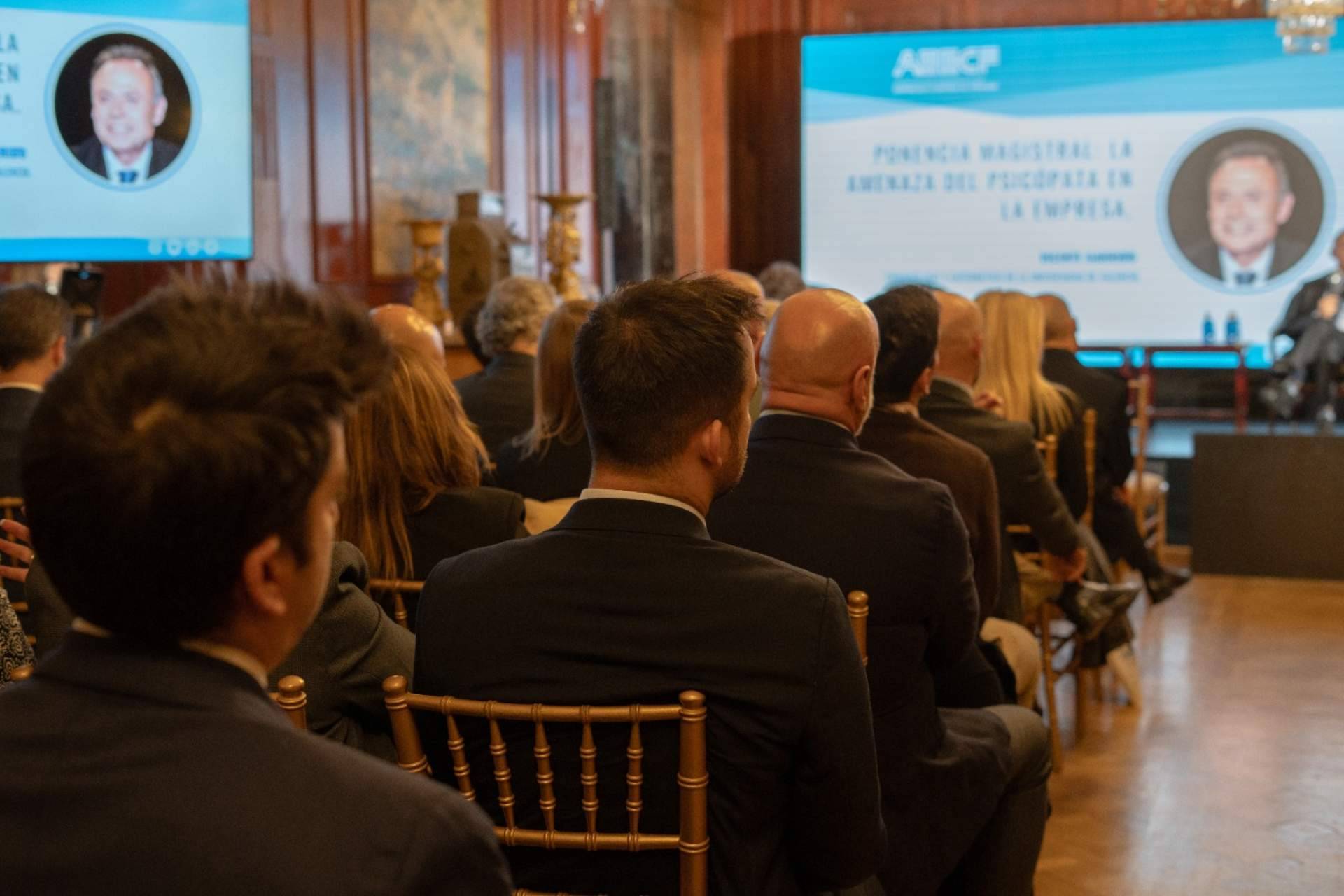 La AEECF reúne a más de 100 expertos y representación institucional para tratar los nuevos desafíos del fraude en España