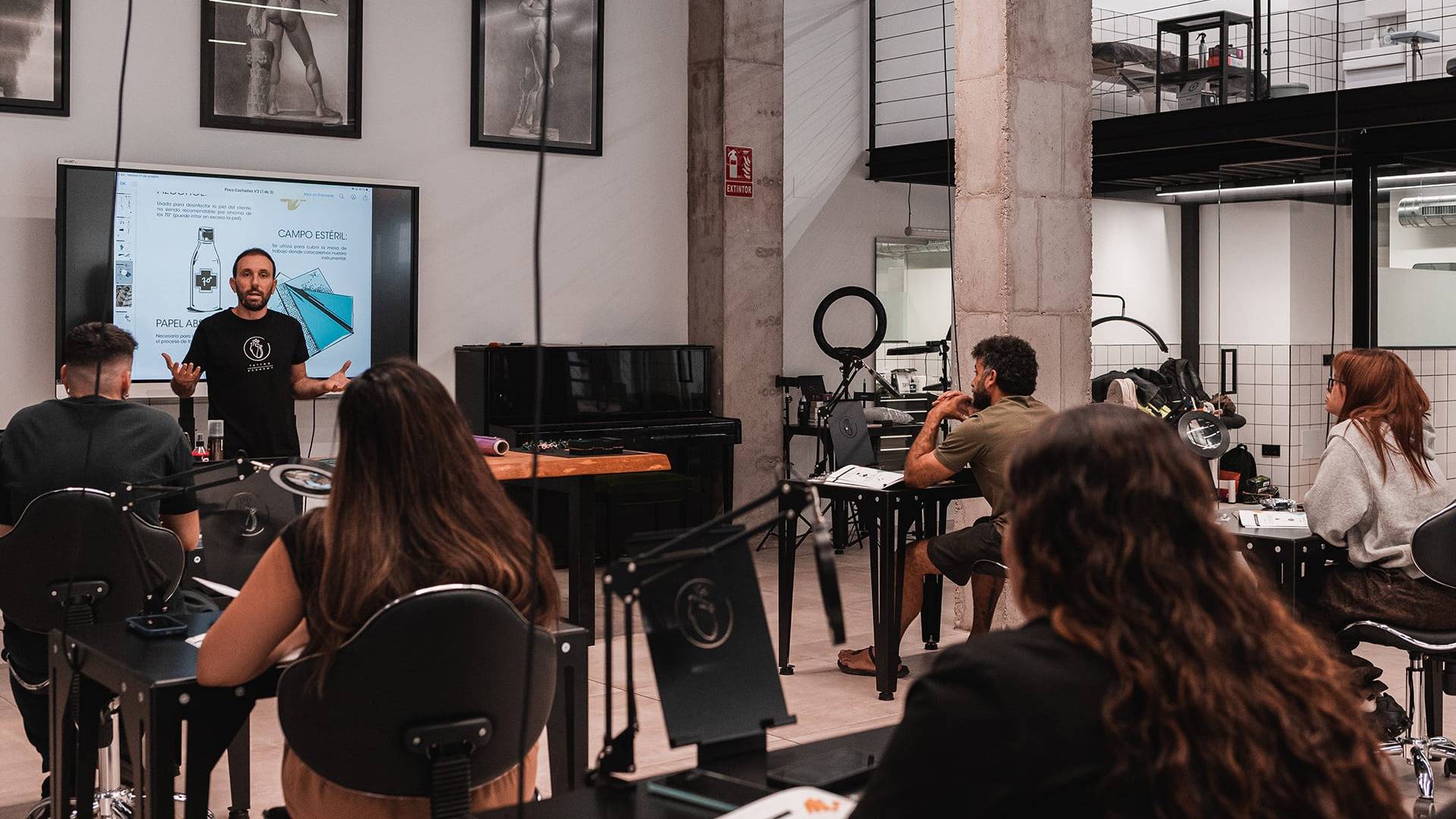 Curso de tatuaje presencial; la importancia de la práctica real para aprender a tatuar