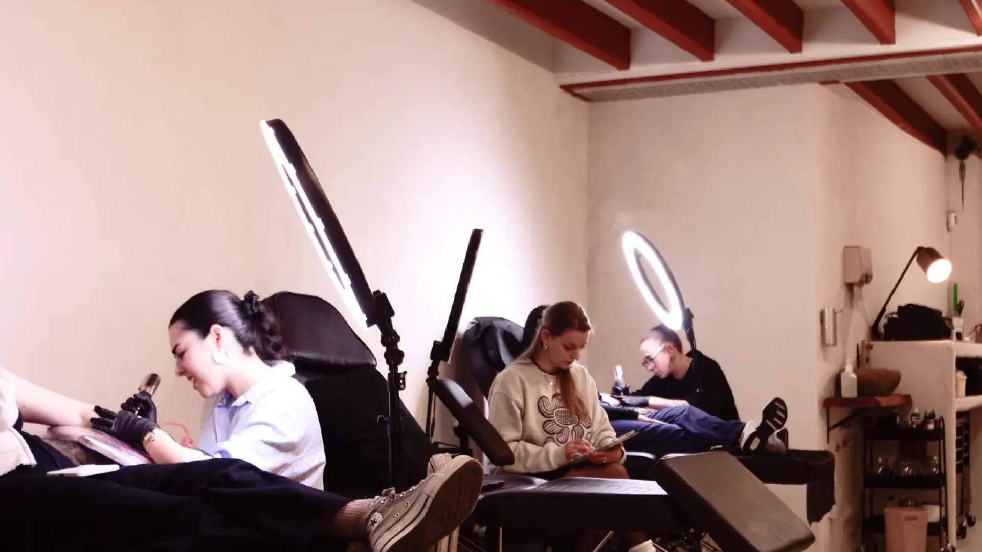 Una galería de arte corporal con alma andaluza en el centro de Sevilla