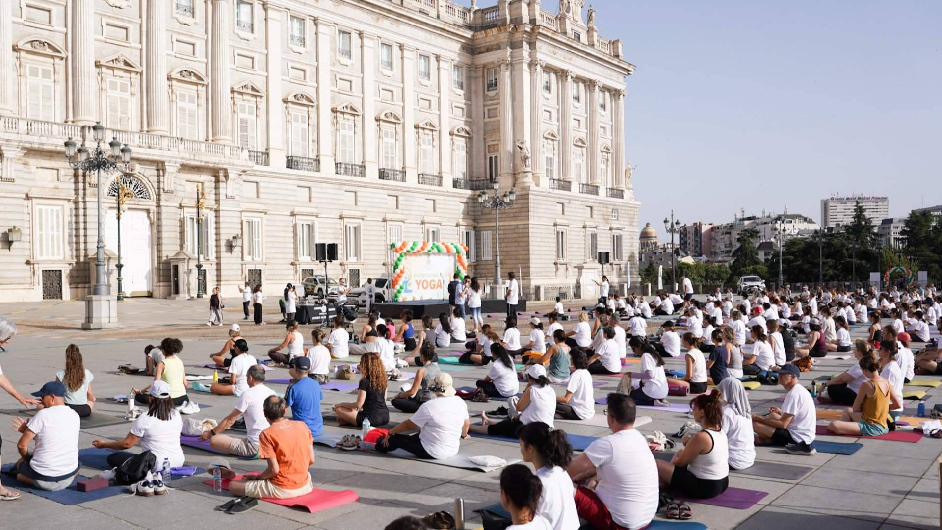 Cerca de mil personas han participado en el Día Internacional del Yoga organizado por la Embajada de la India en Madrid