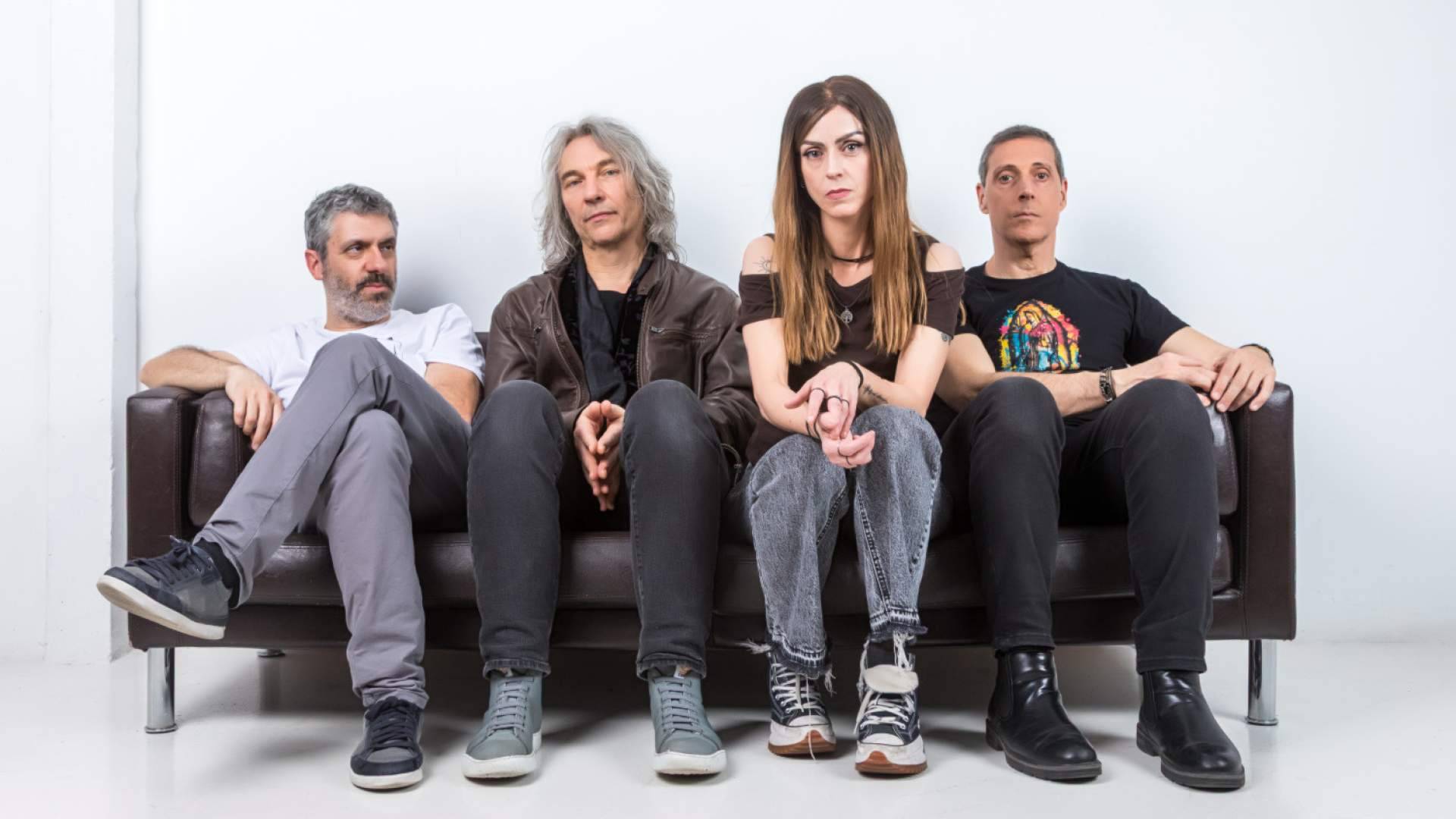 Belide publica 'Caminando a tientas', disponible en CD, vinilo y cassette
