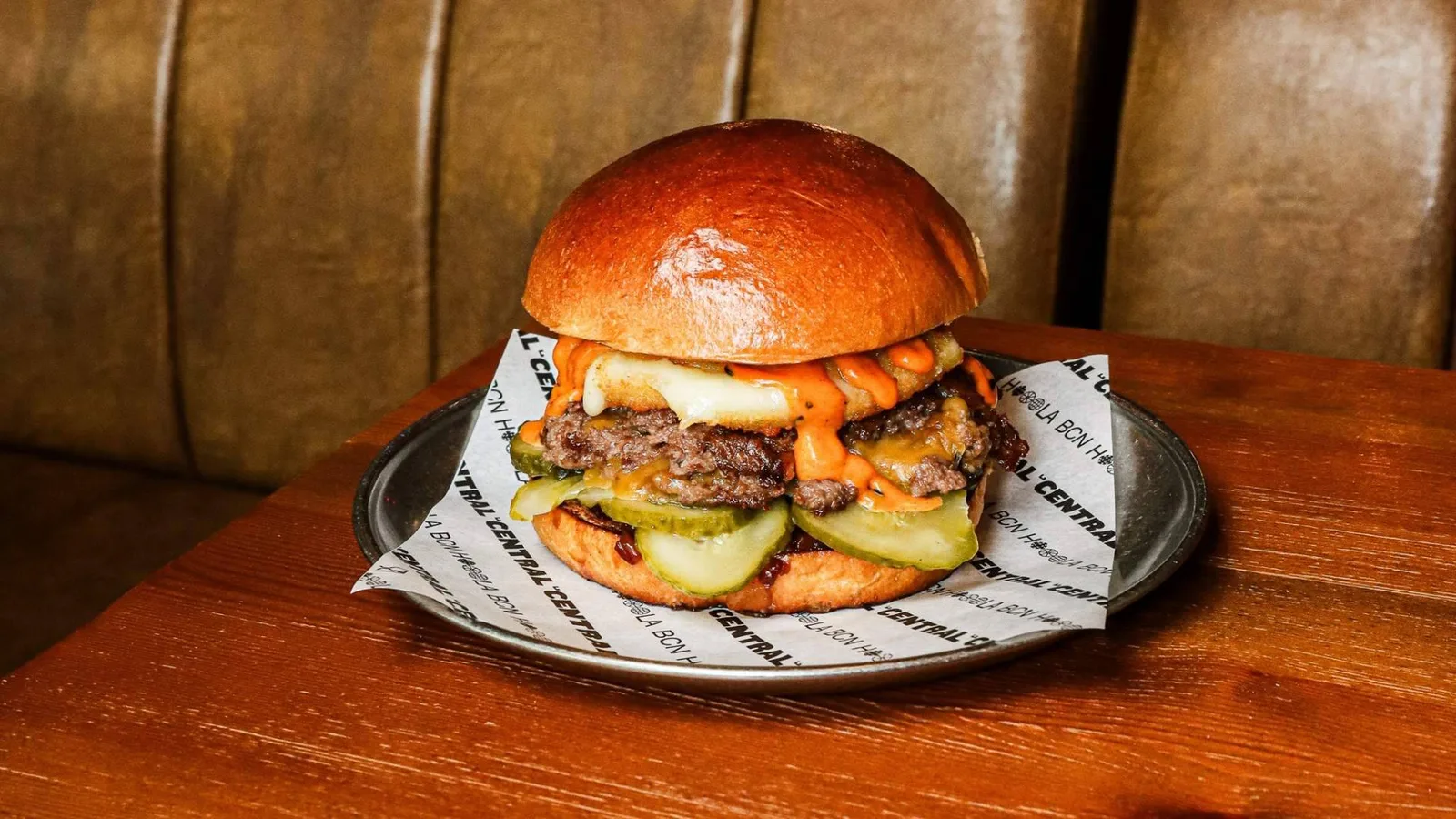 La hamburguesería de Vía Laietana que hace sus burgers desde cero, incluso cuando toca ahumar la carne